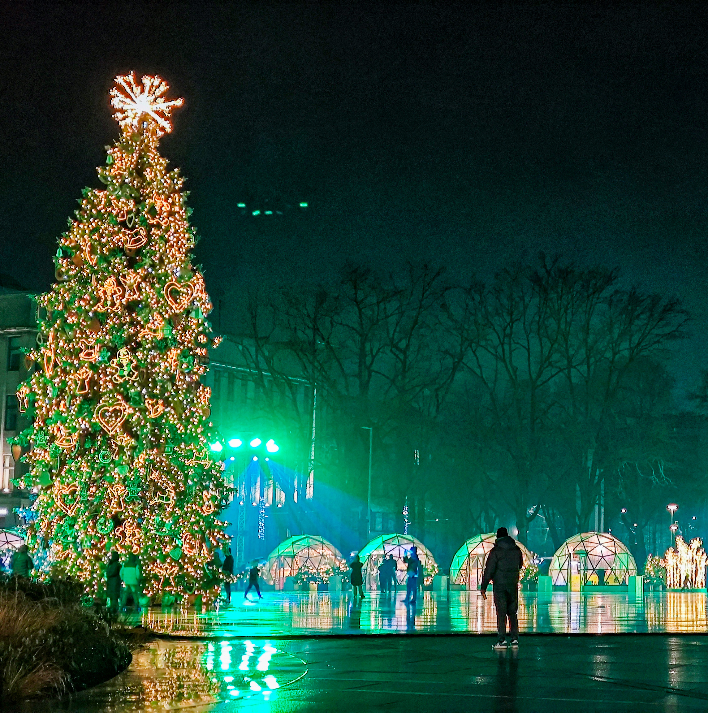 Árbol de Navidad y puestecillos del mercado navideño en Plaza Vienybes, en Kaunas.