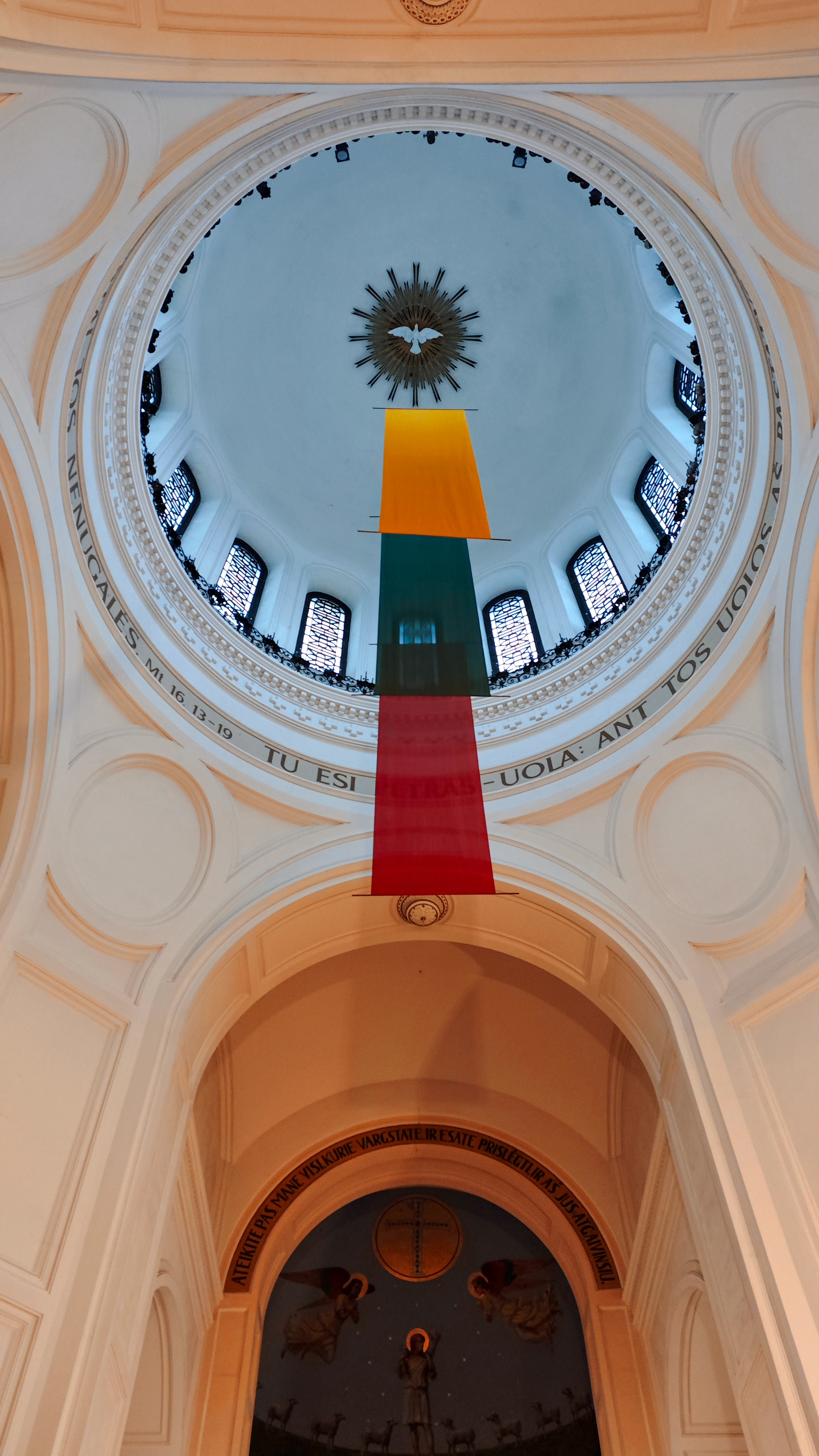 Interior de la Iglesia de San Miguel Arcángel (Šv. Mykolo Arkangelo bažnyčia), en Kaunas