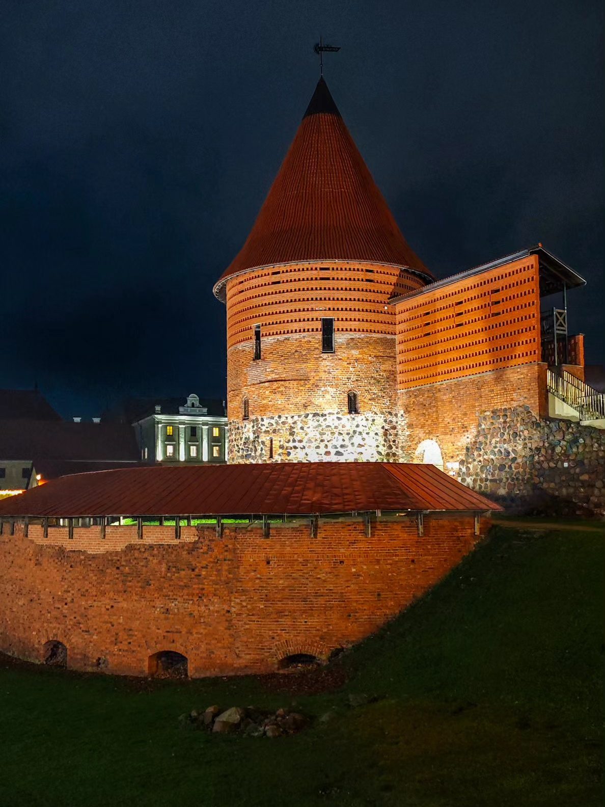 Castillo de Kaunas de noche