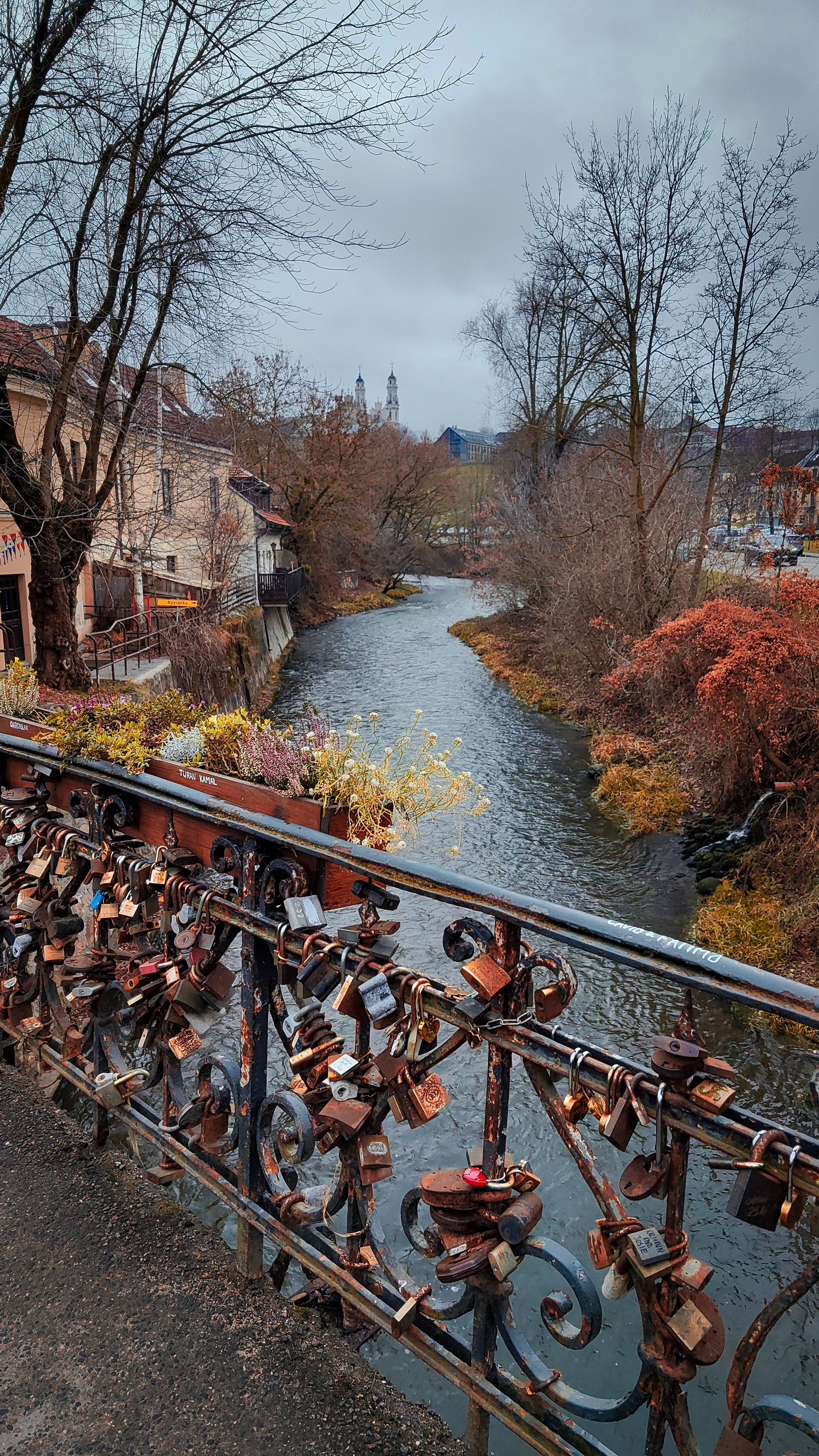 Puente con candados sobre el río Vilnelė, entrada al Distrito de Užupis, en Vilna