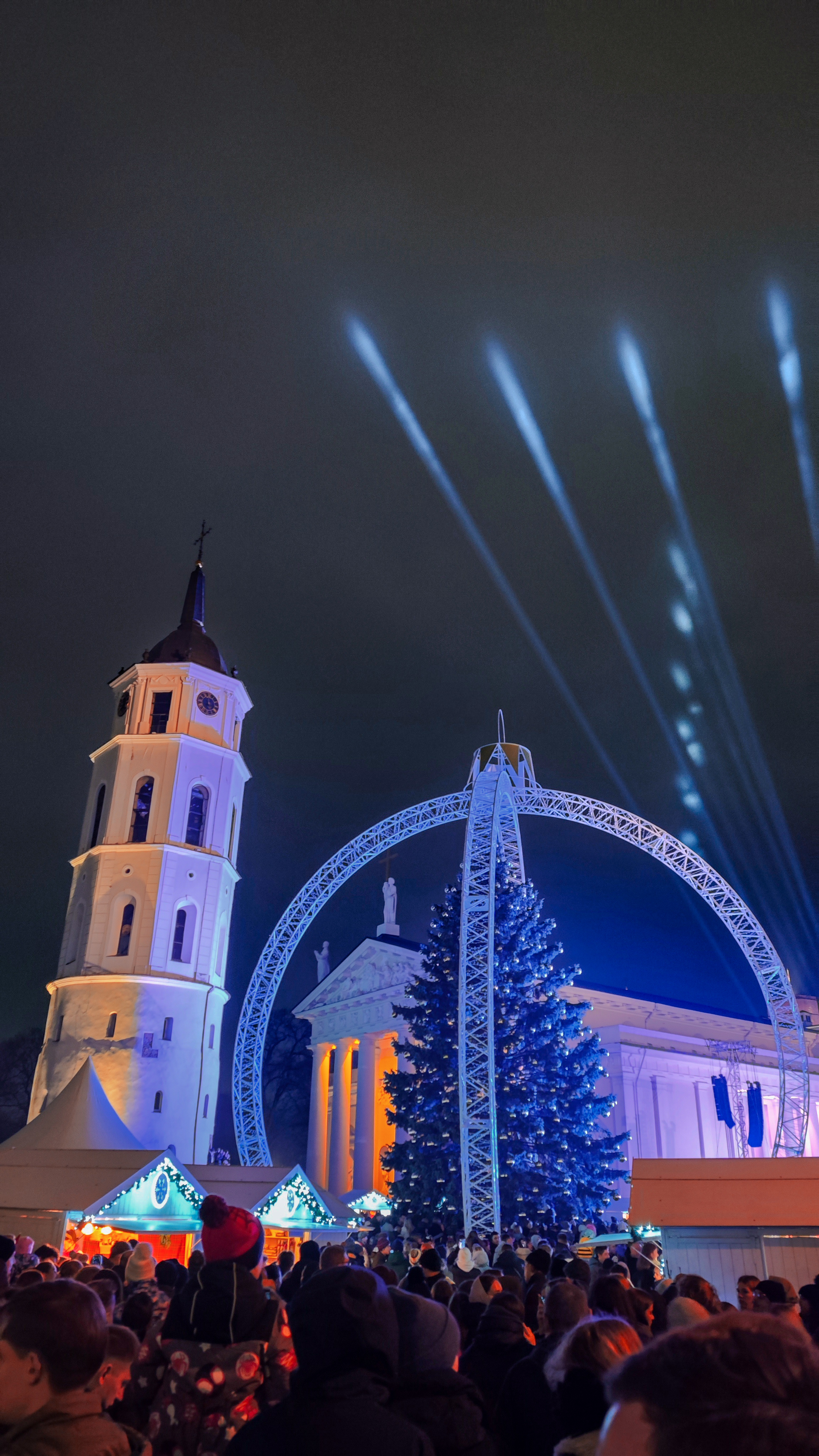 Plaza de la catedral de Vilna en Navidad, con el árbol de navidad y los mercados navideños