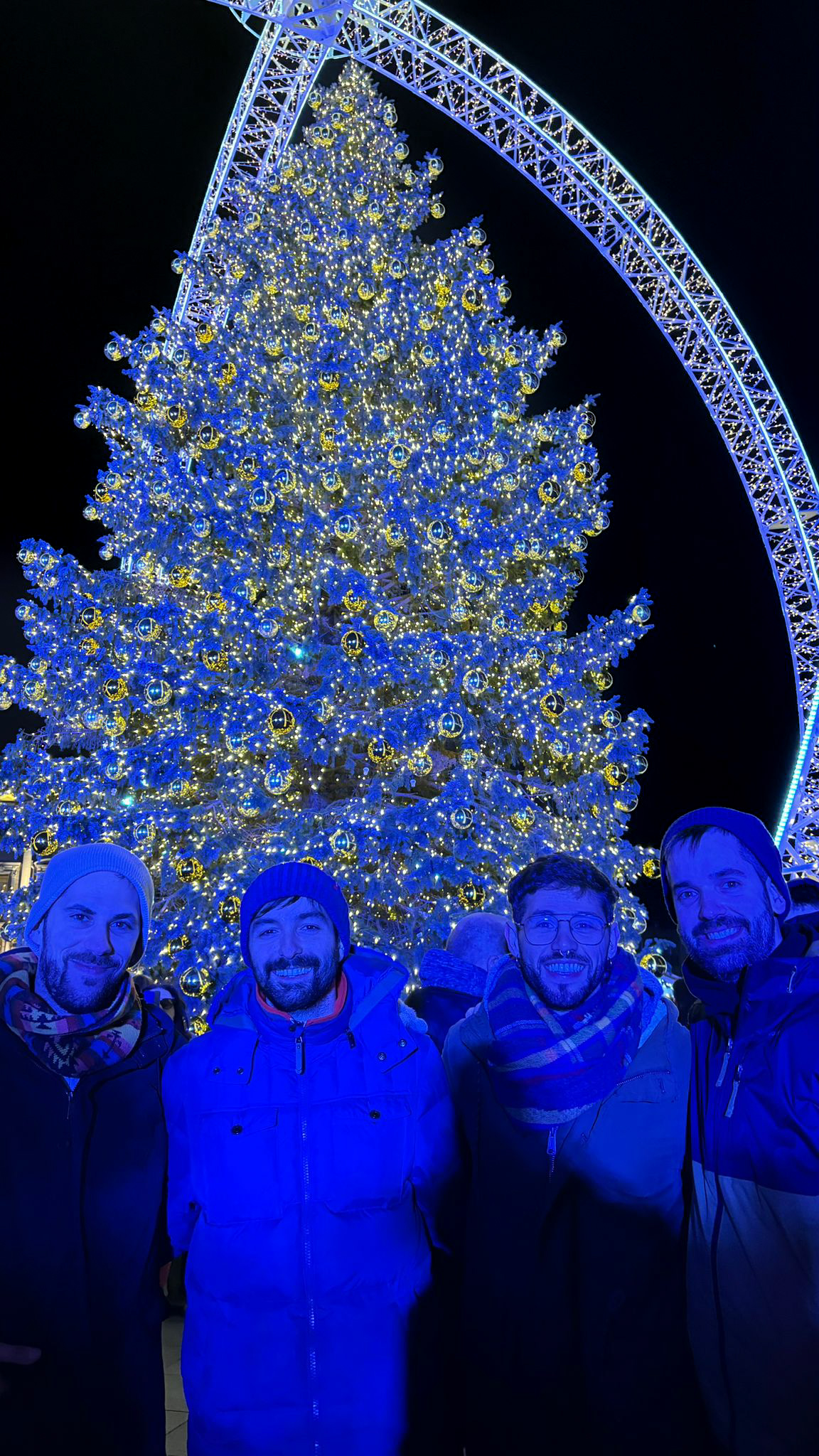 Árbol de Navidad en la plaza de la catedral de Vilna. Encendido 2024