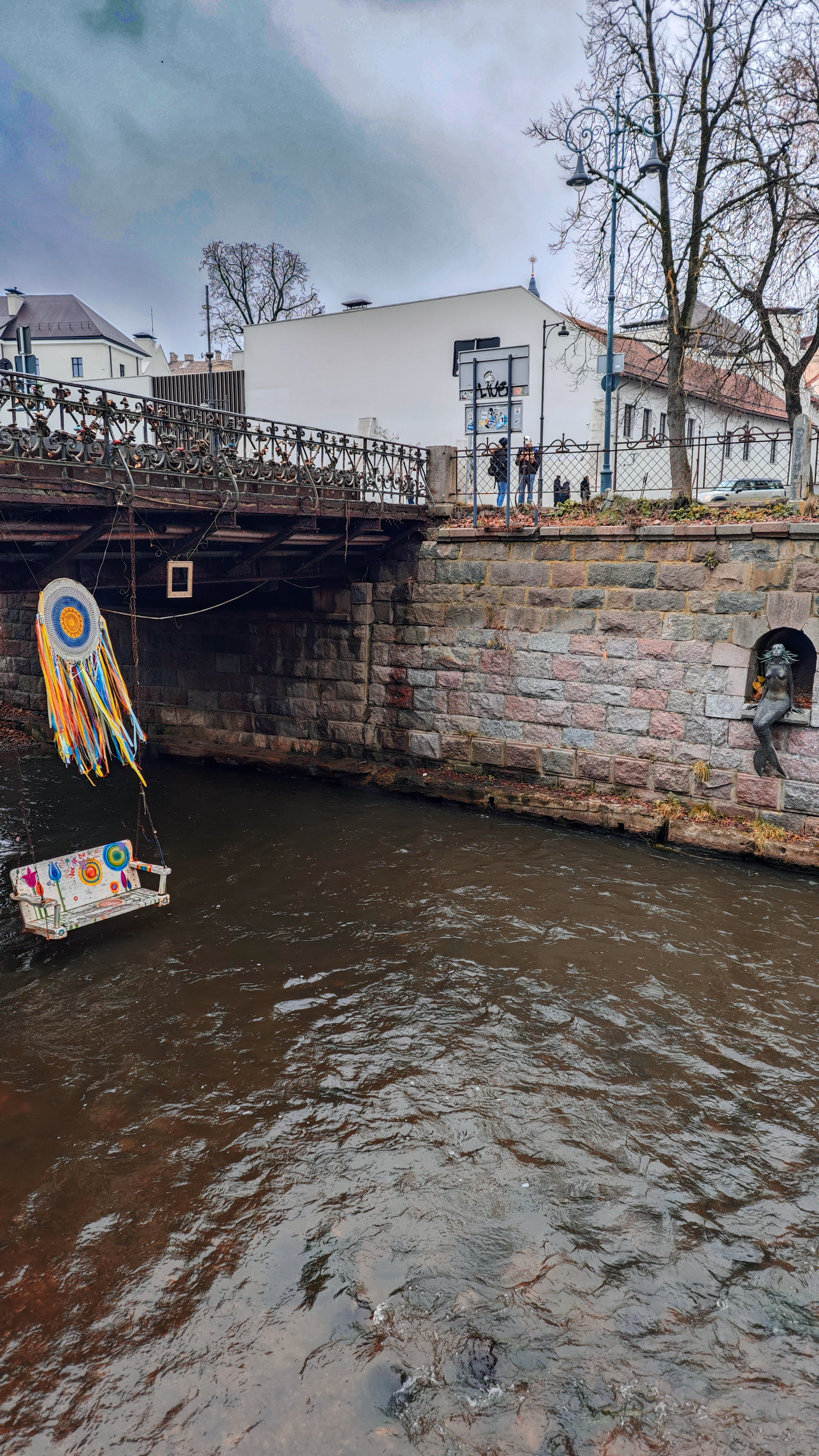 Puente con candados sobre el río Vilnelė, entrada al Distrito de Užupis, en Vilna