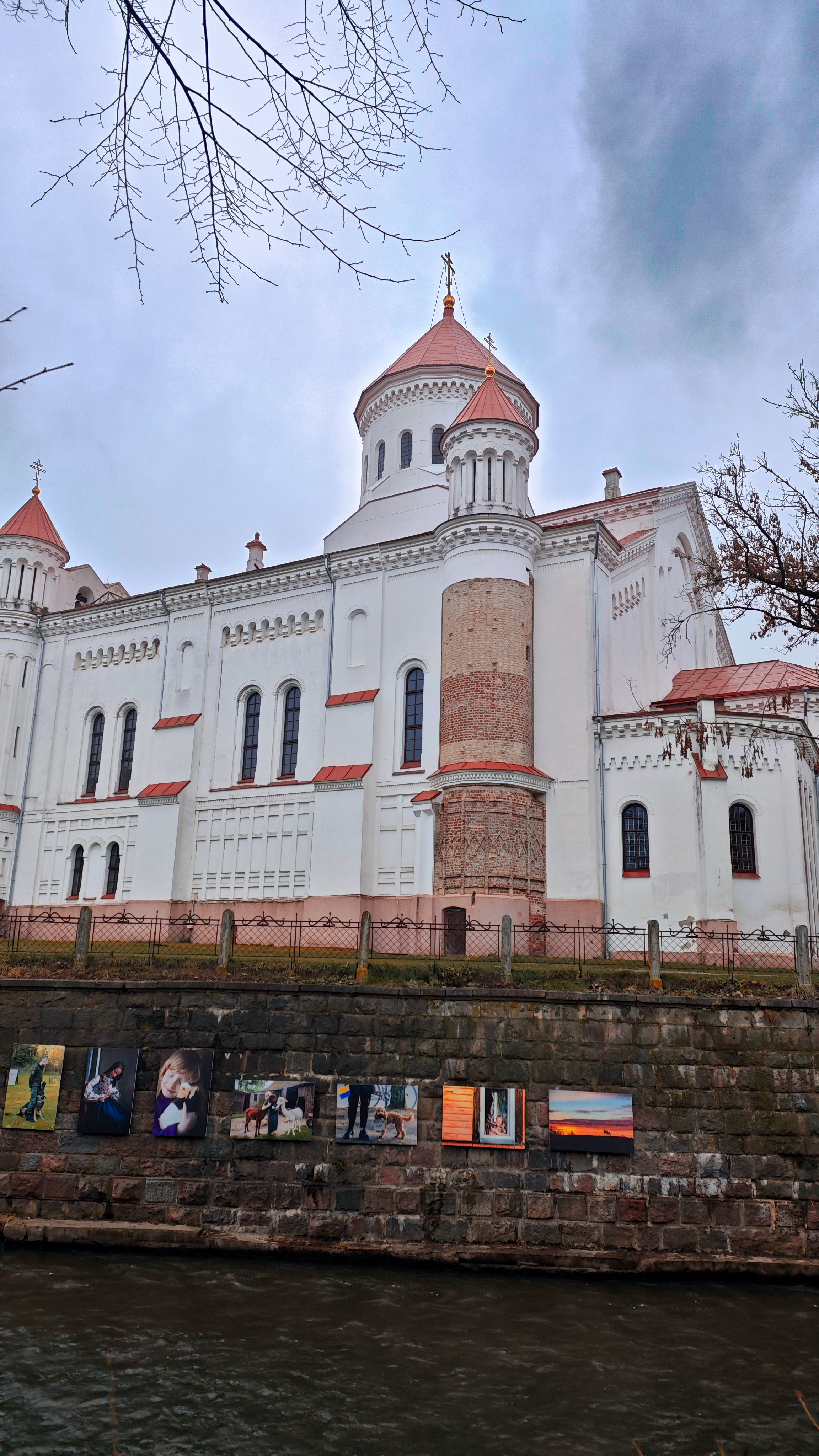 Ribera del río Vilnelė, entrada al Distrito de Užupis, en Vilna