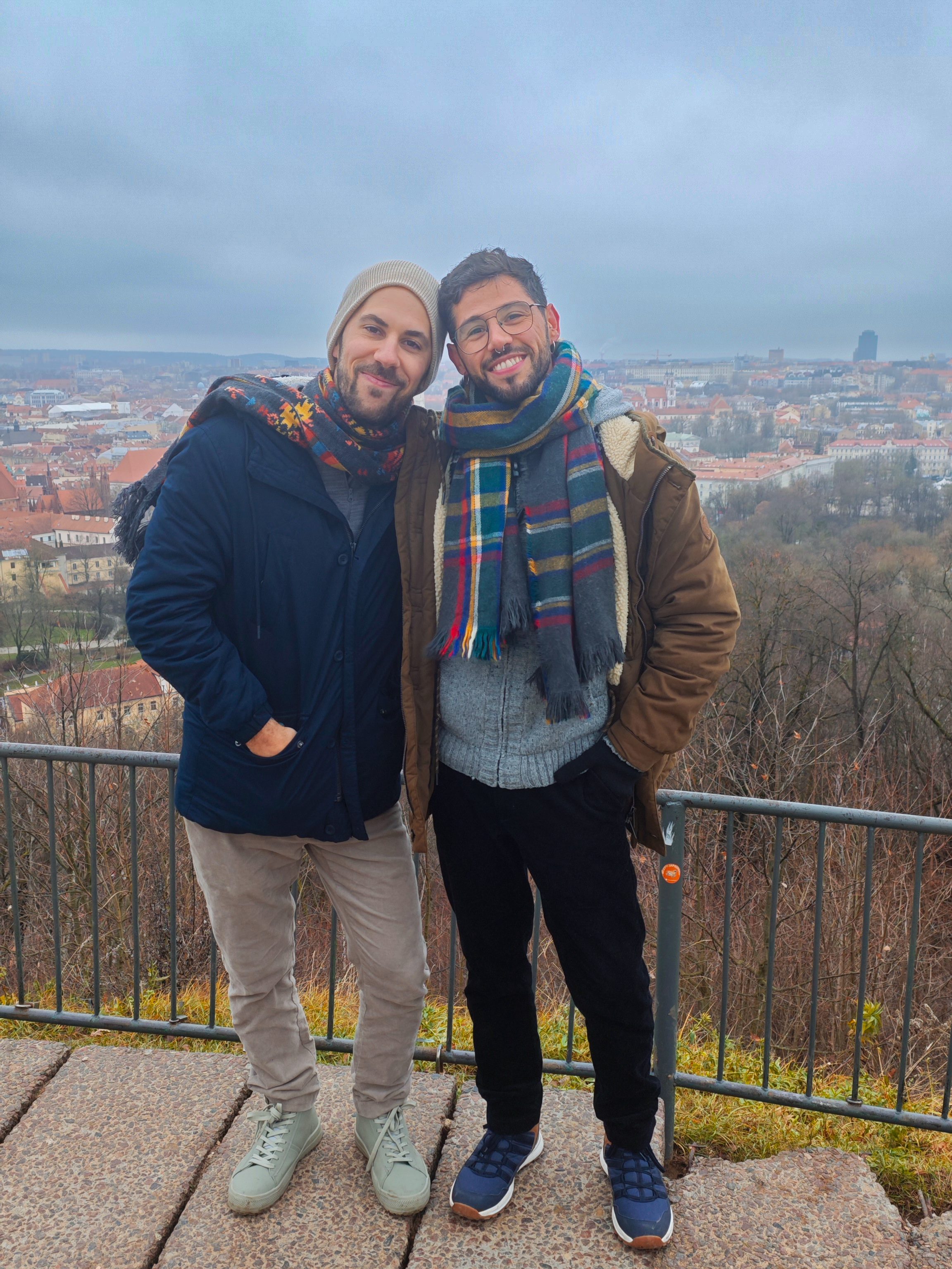 Foto con la vista panorámica de Kaunas desde la colina de las tres cruces
