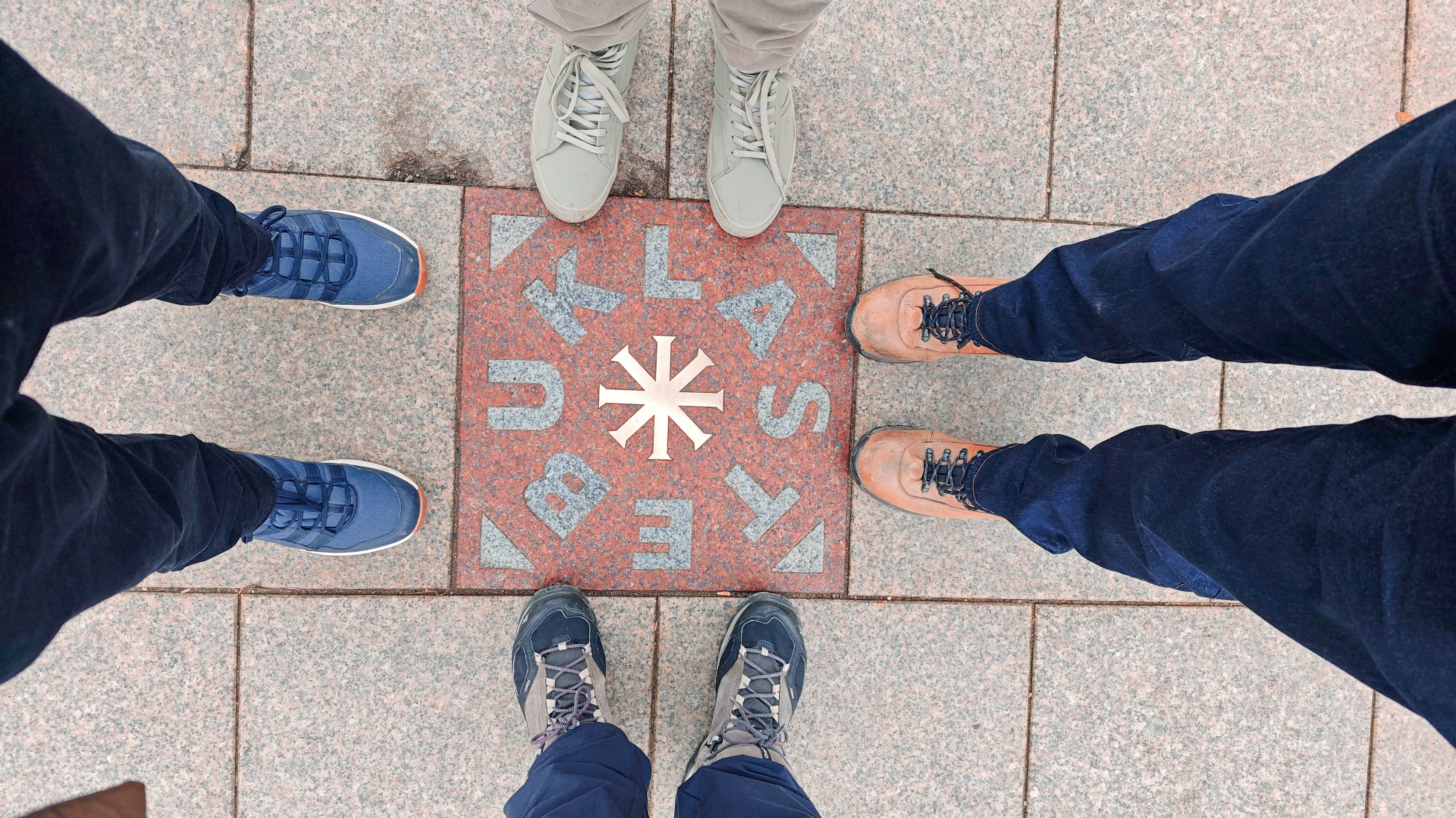 Placa conmemorativa en la plaza de la catedral de vilna, simbolo de la cadena humana que se contruyó en 1989, atravesando las capitales de las 3 repúblicas bálticas.