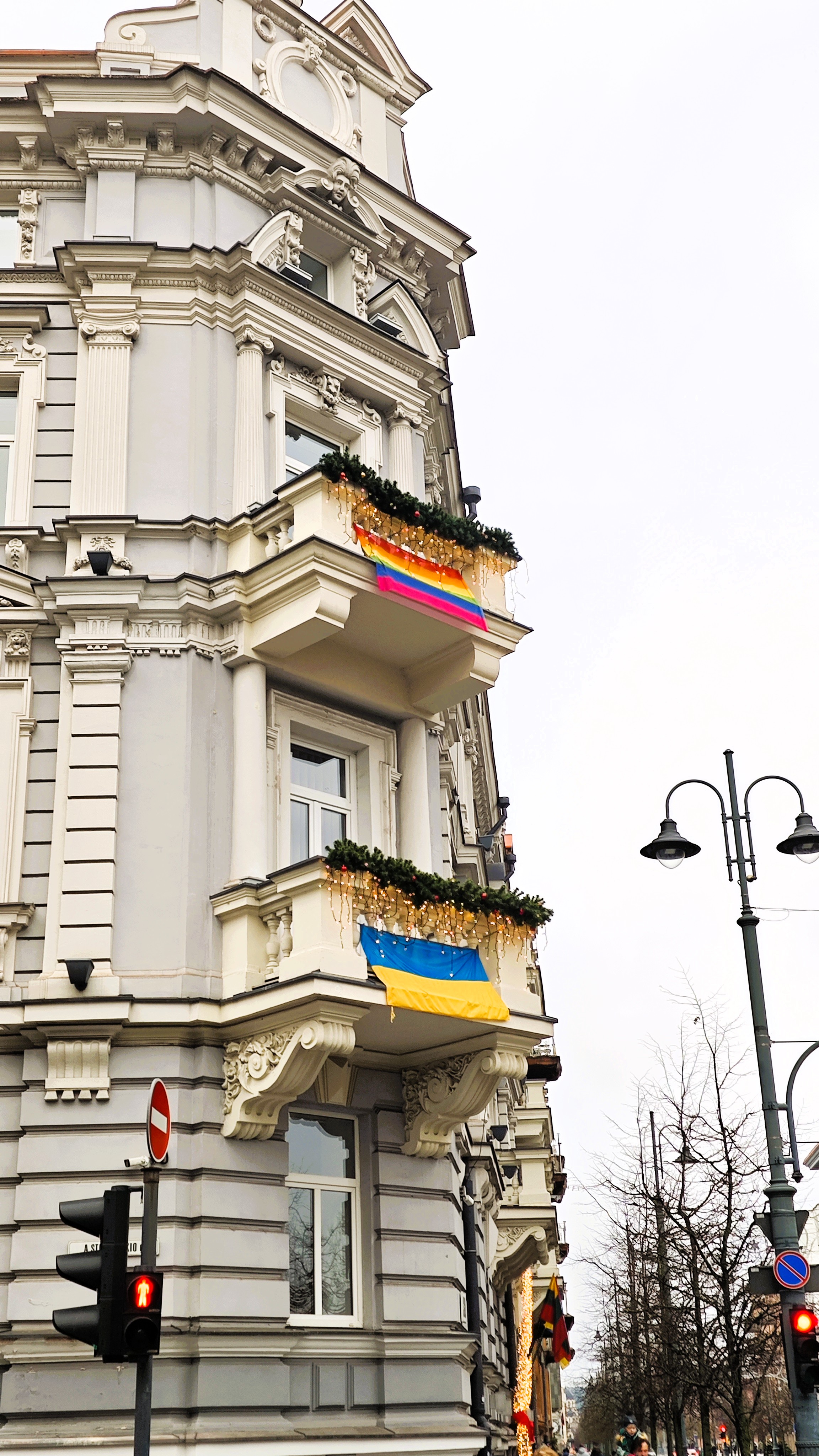 Edificio en Avenida Gediminas, Vilna. Banderas de Ucrania y LGTBIQ+