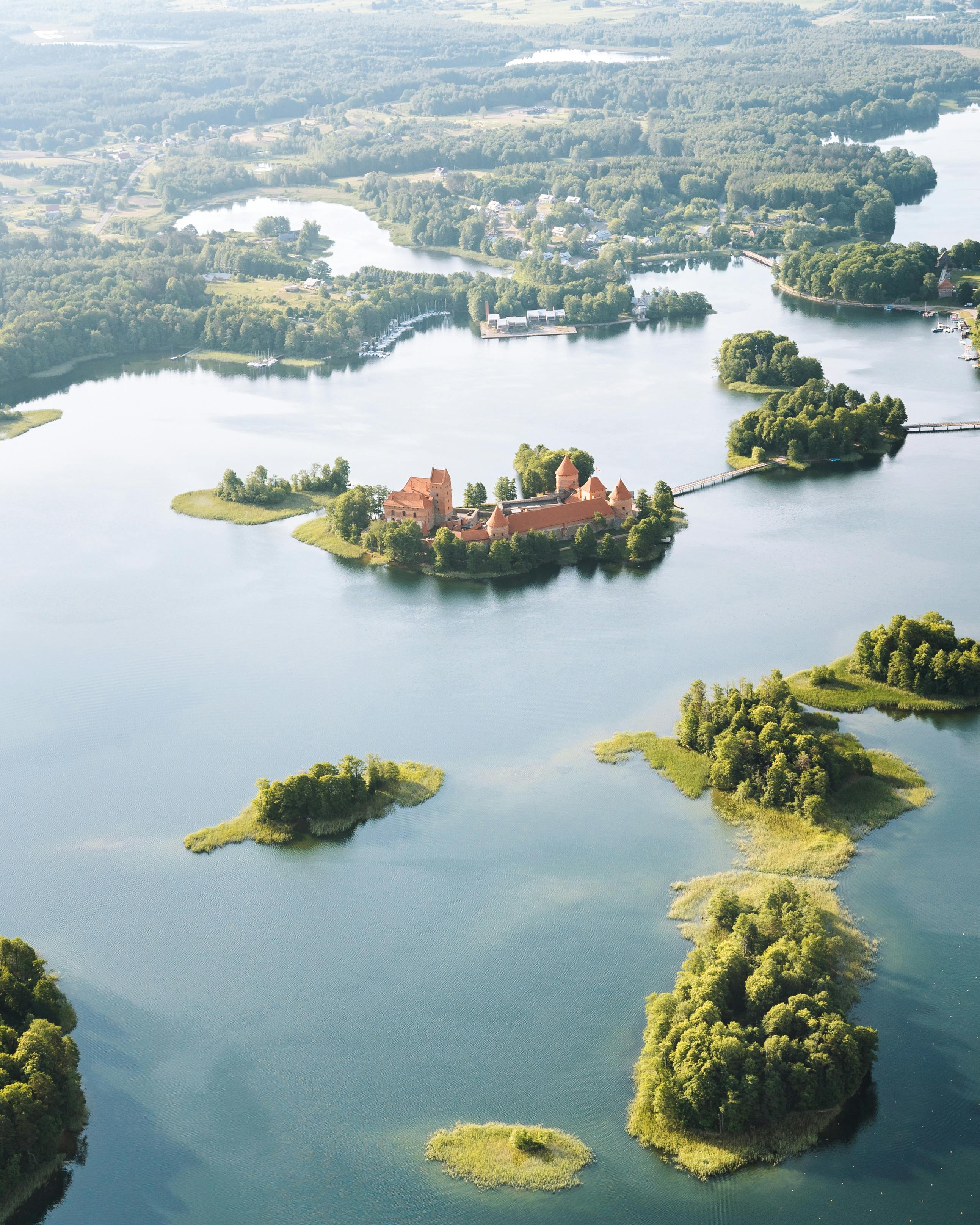 Lago Galvė con el castillo de Trakai
