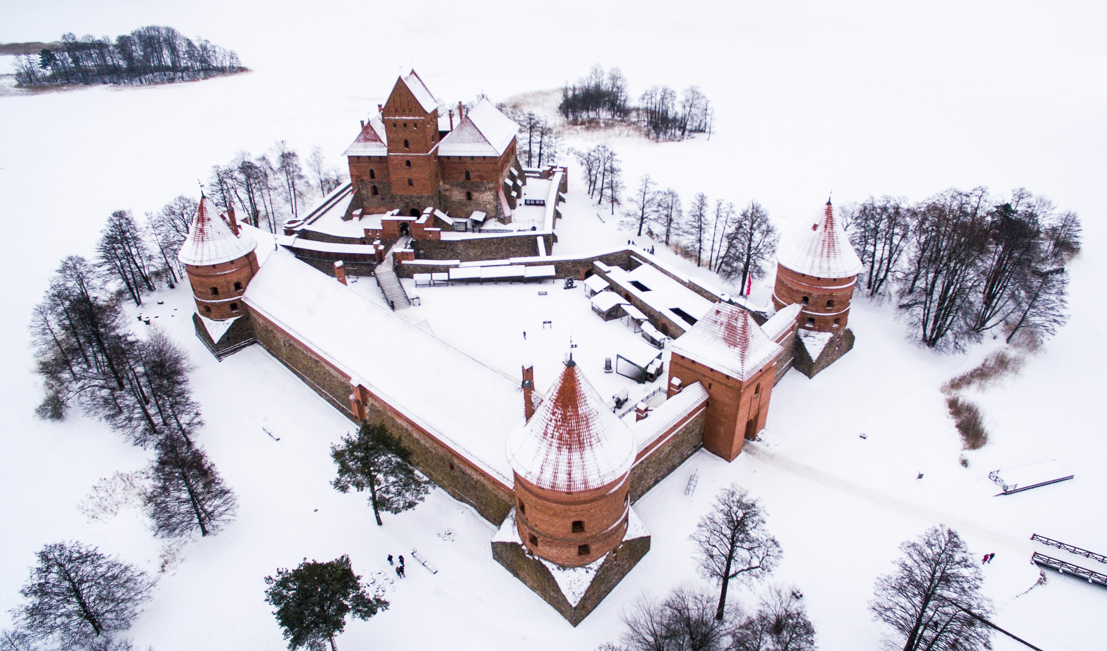 Castillo de Trakai y Lago Galve nevados