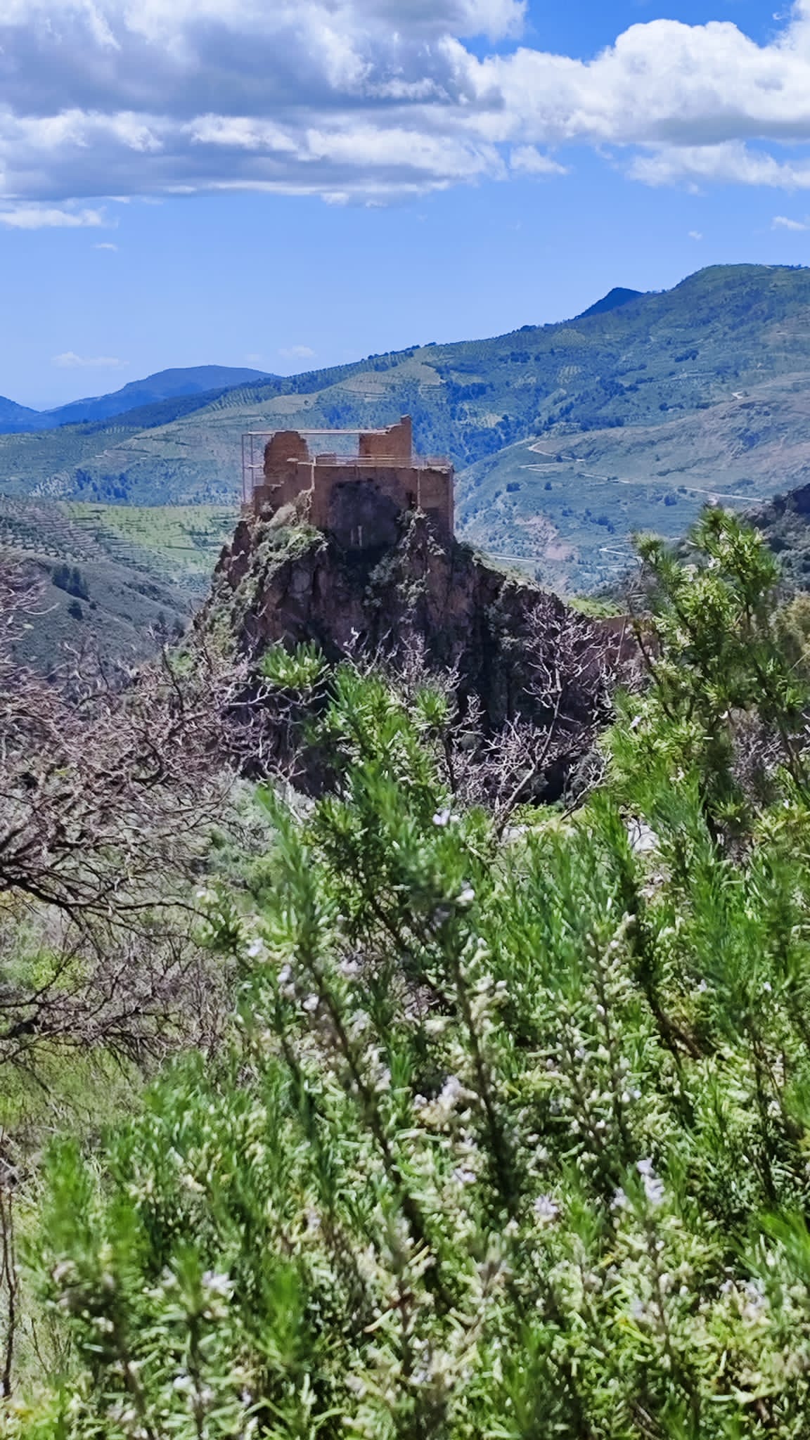 Castillo musulmán. encima de una colina en Lanjarón