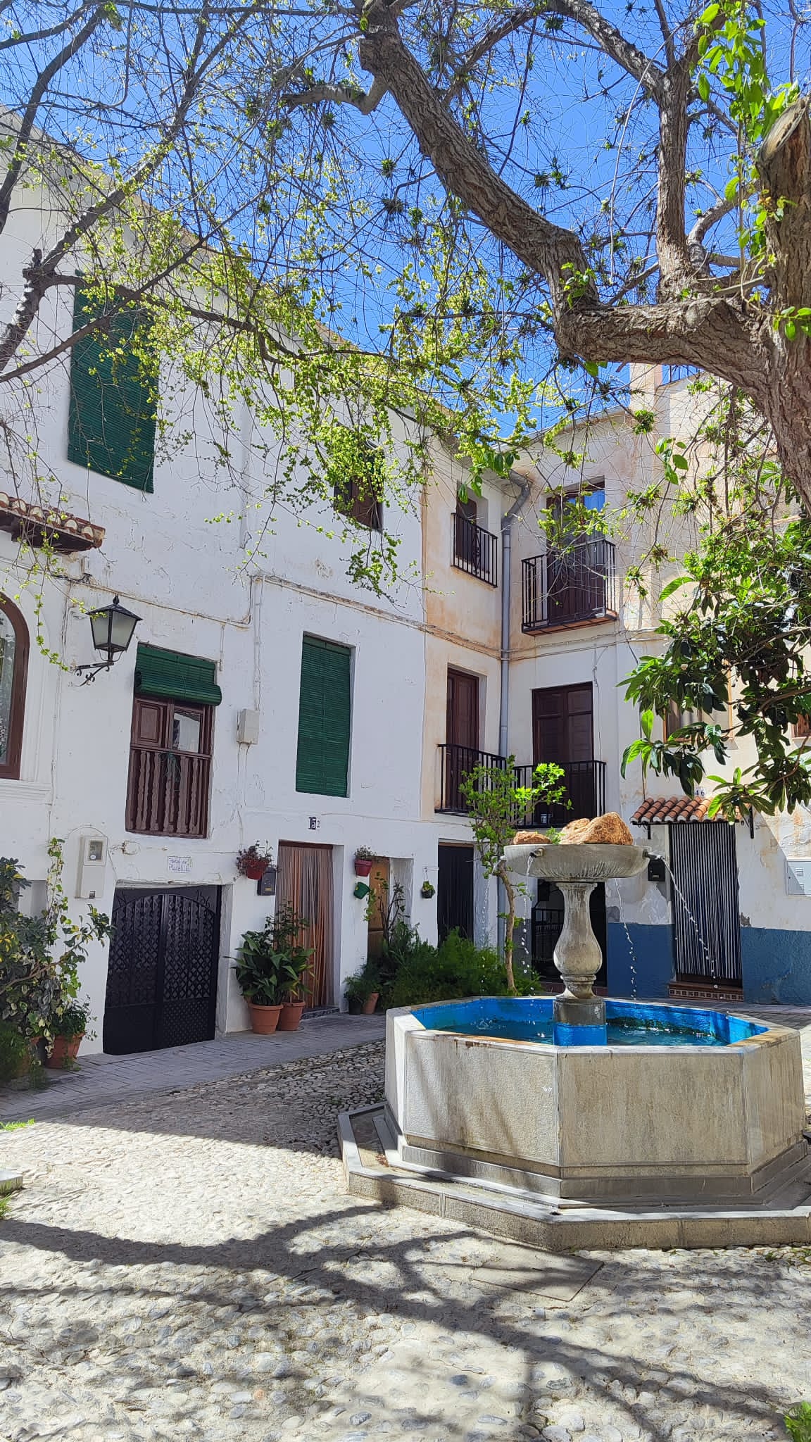 Plaza con fuente en Lanjarón
