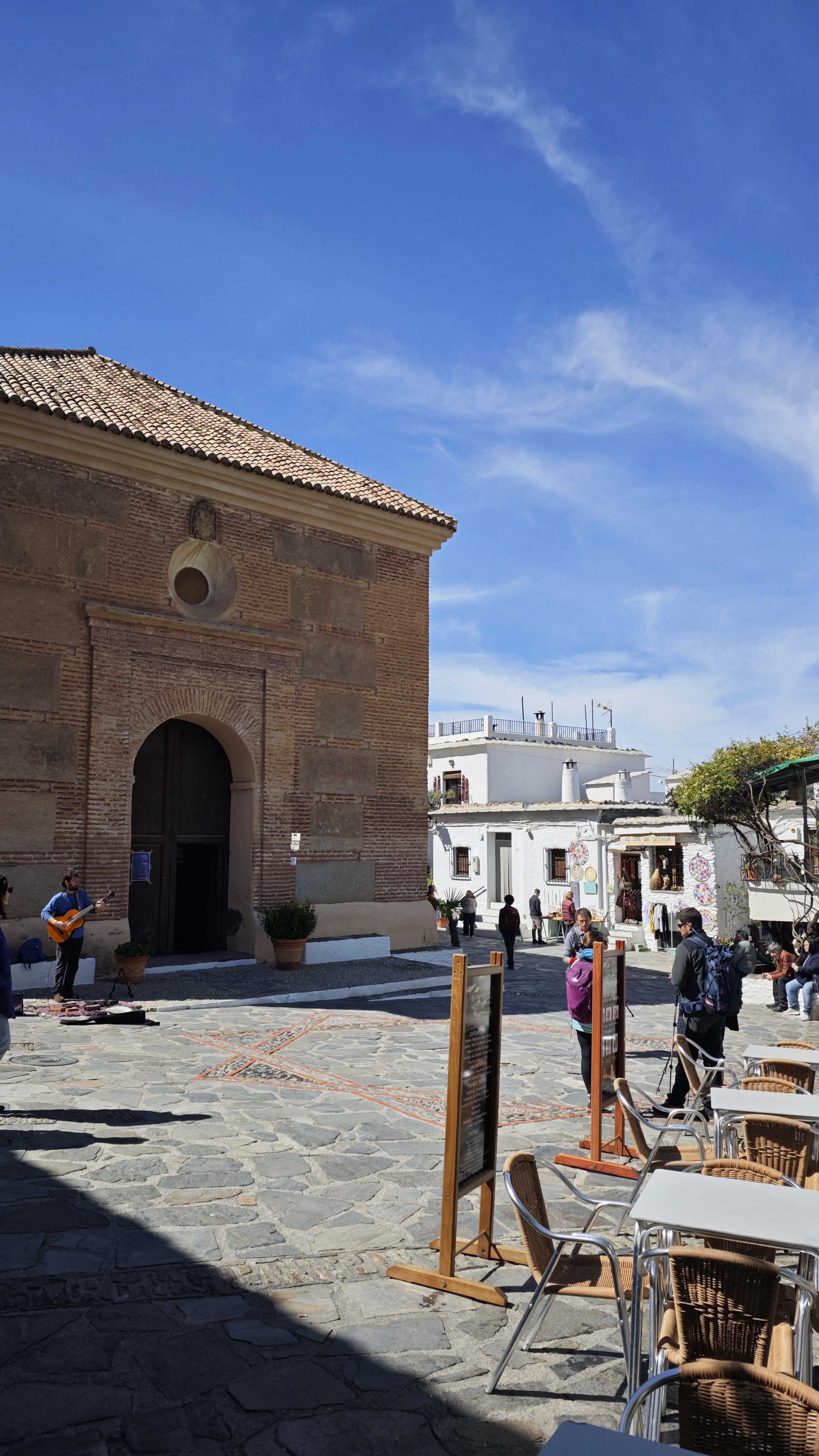 Plaza de las Pitas, en Pampaneira, y su iglesia de santa cruz
