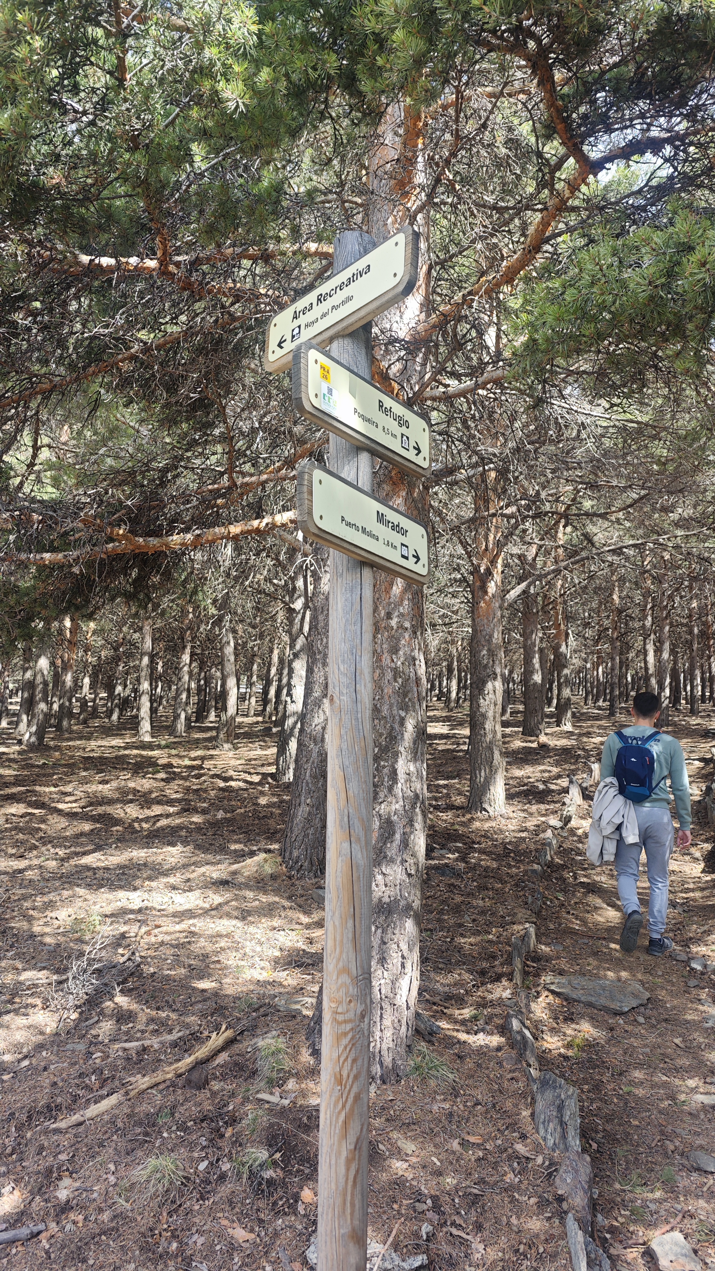 Cartel informativo del inicio del Sendero Hoya del Portillo - Refugio de Poqueira