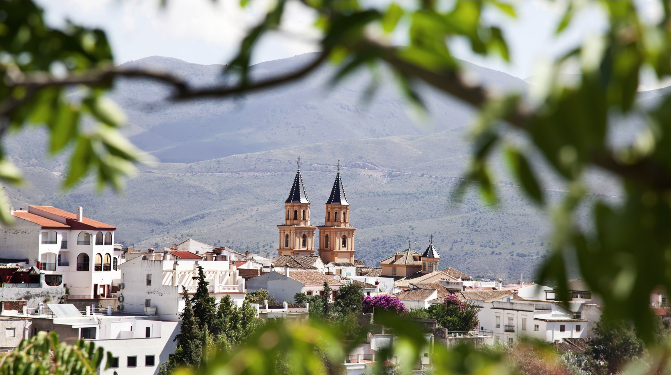 Panorámica de Órgiva, con las torres de su iglesia de nuestra señora de la expectacion