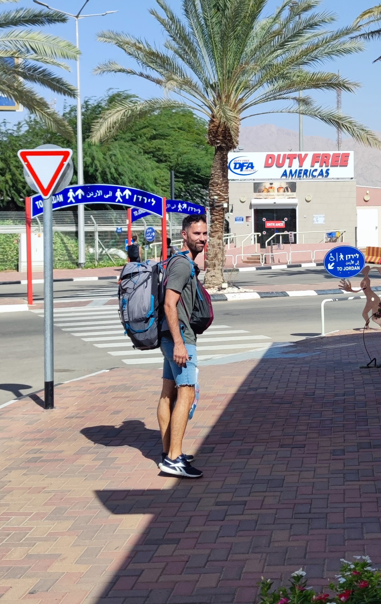 Pasando a pie el paso fronterizo Wadi Araba Crossing / Yitzhak Rabin Terminal (SUR) entre Israel y Jordania