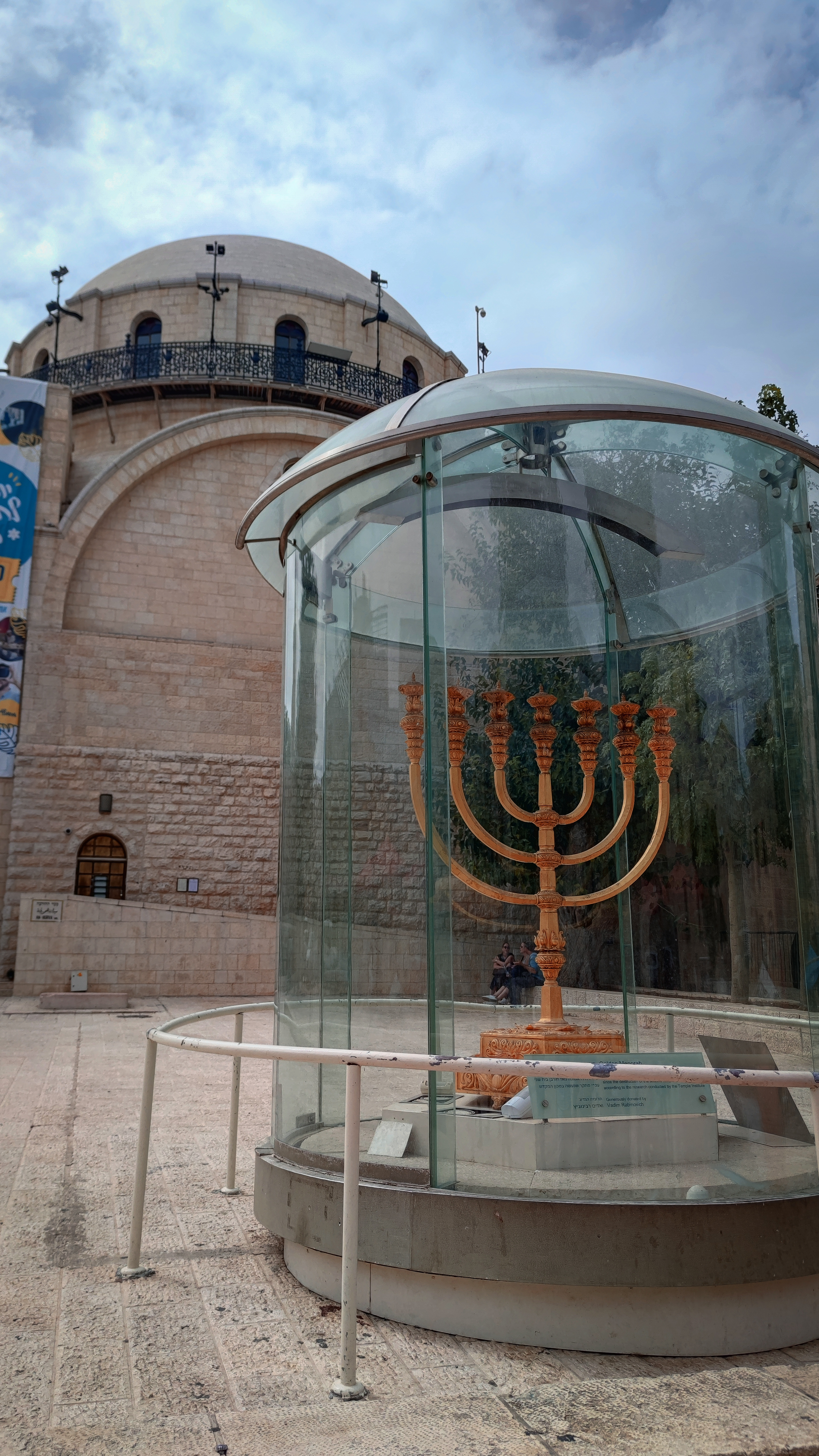 Sinagoga Hurva y Menorá de Oro, en Jerusalén