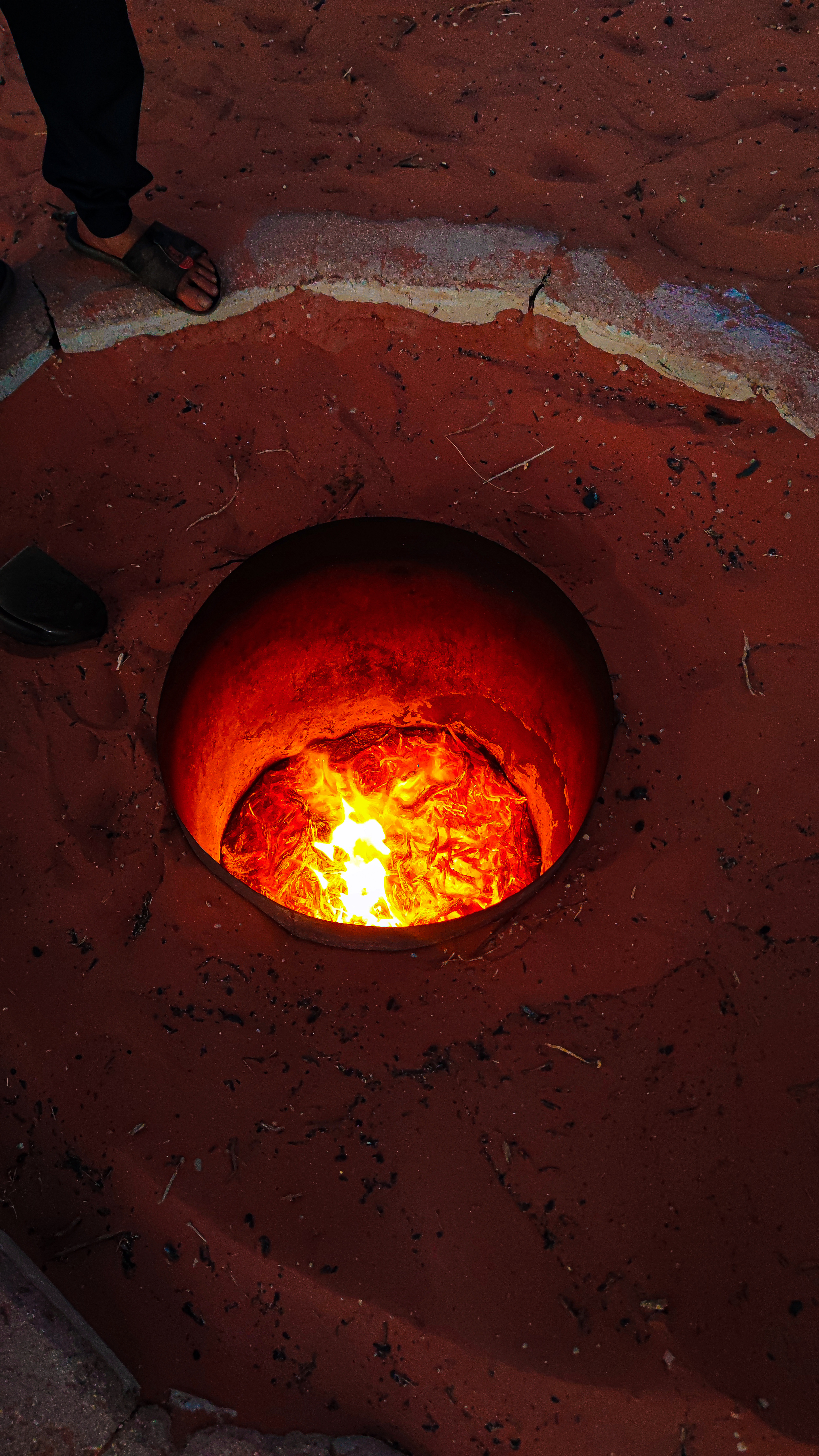 Cocinando un Zarb en el campamento beduino, en el desierto de Wadi Rum