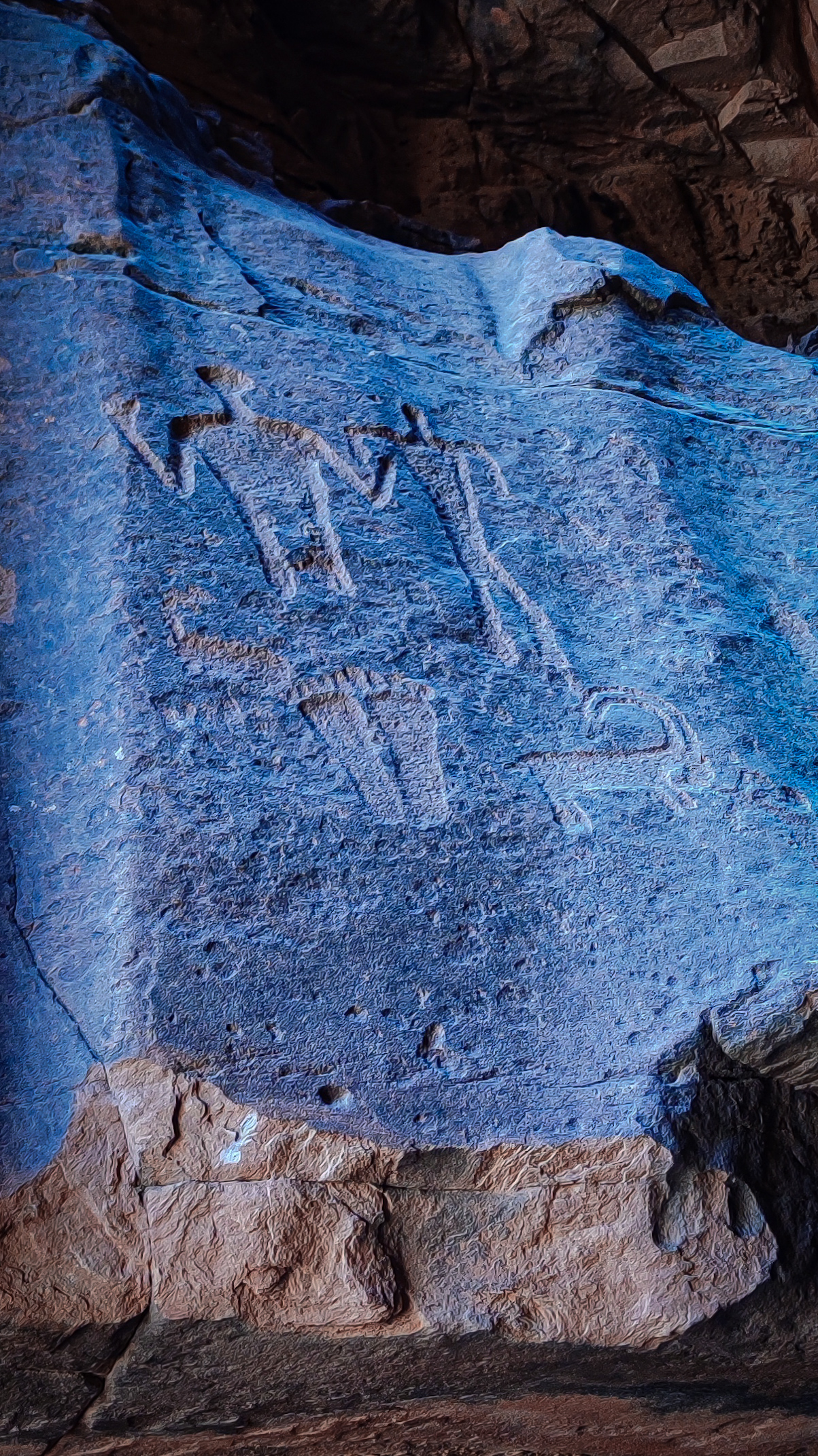 Petroglifos e inscripciones en Khazali Canyon, Desierto de Wadi Rum, Jordania
