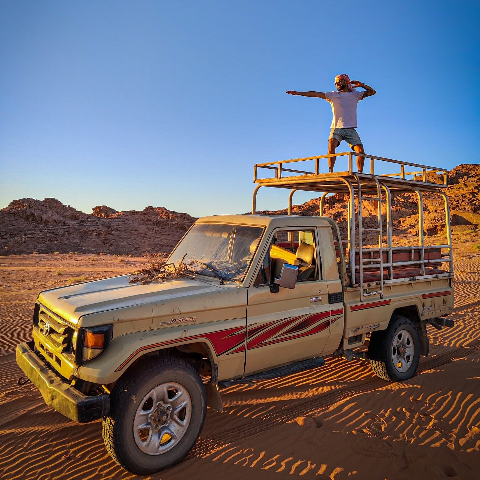 Jeep en el desierto de Wadi Rum