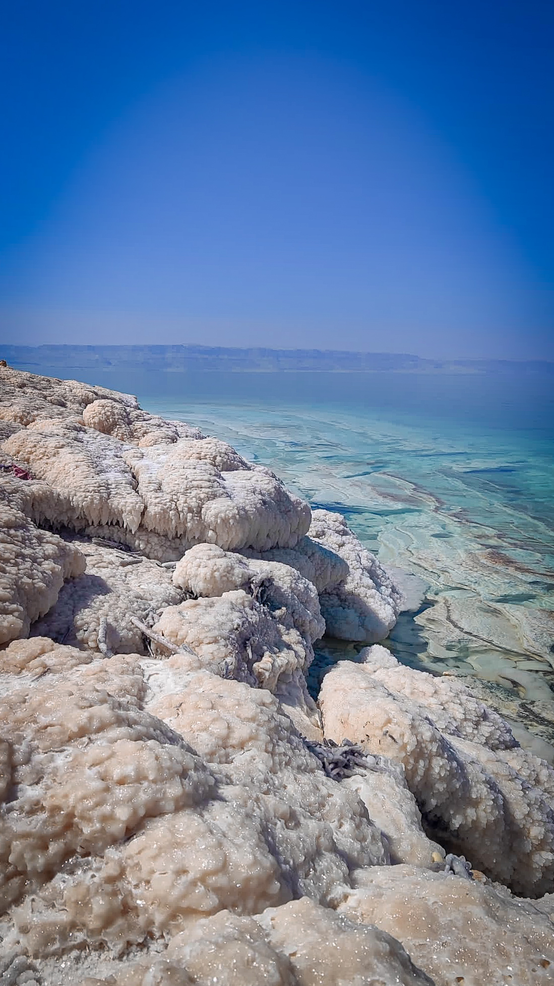 Formaciones evaporíticas o costras salinas en las orillas del Mar Muerto, Jordania.