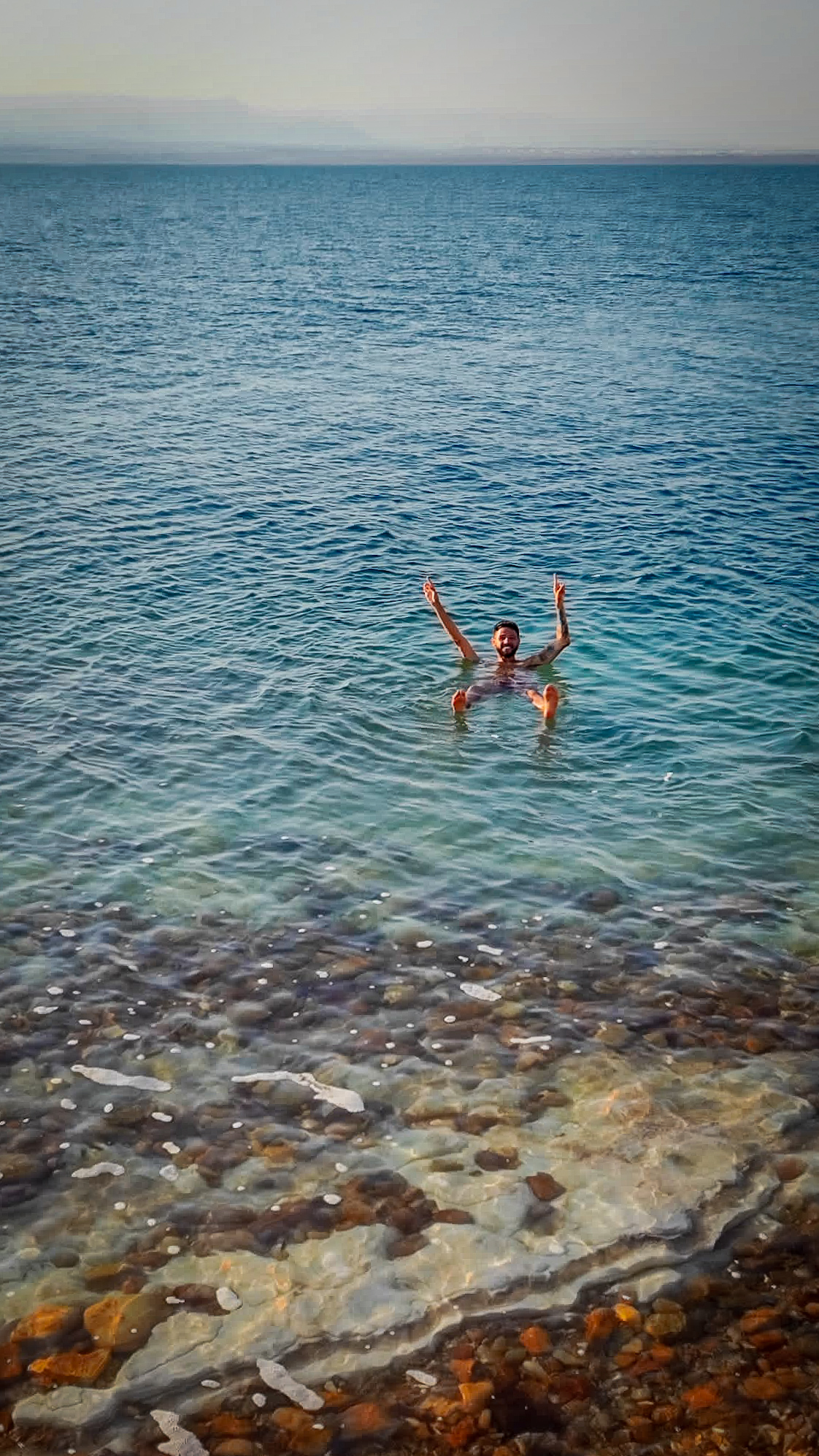 Flotando en las aguas del Mar Muerto.