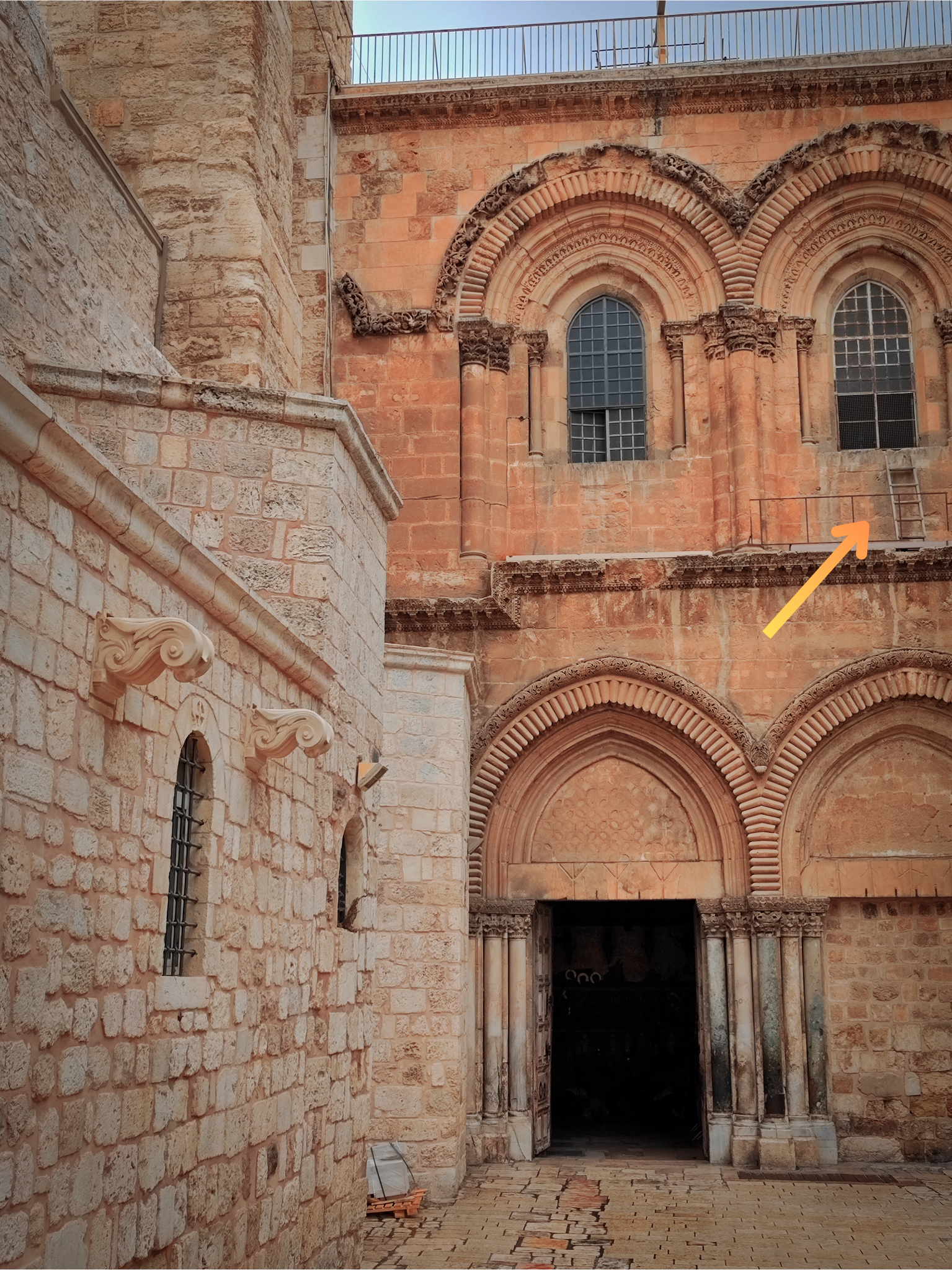 La Escalera Inmóvil, en la Iglesia del Santo Sepulcro de Jerusalén