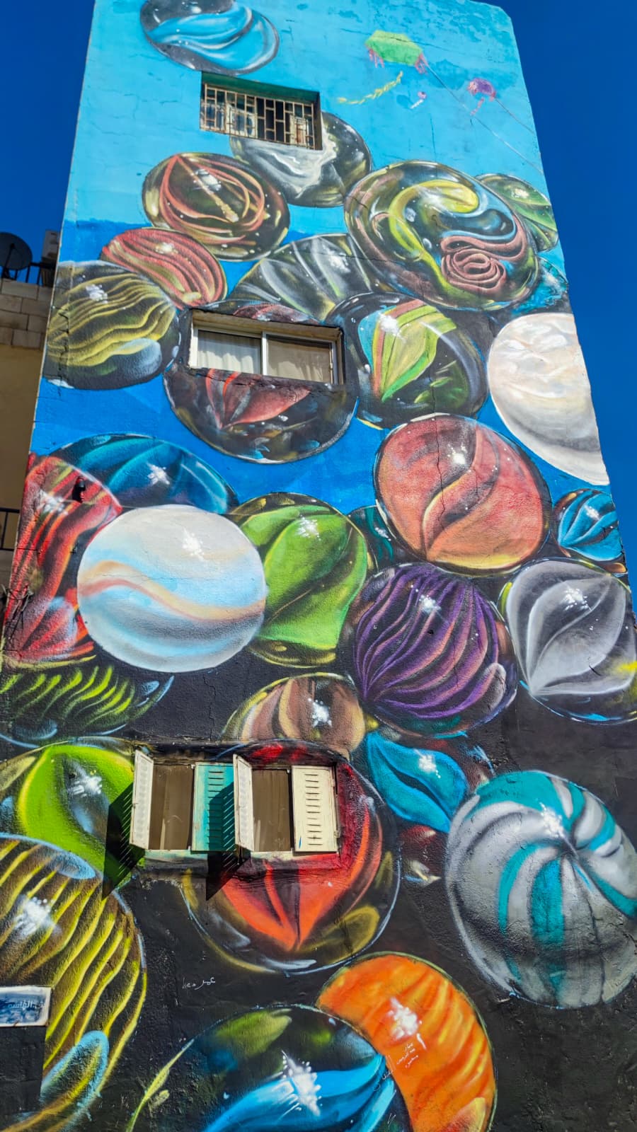 Graffitis en las fachadas de Ammán, Jordania.