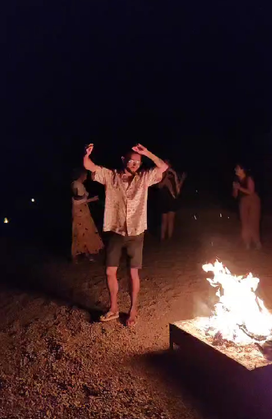 Bailes en la Hoguera en campamento beduino, desierto de Wadi Rum