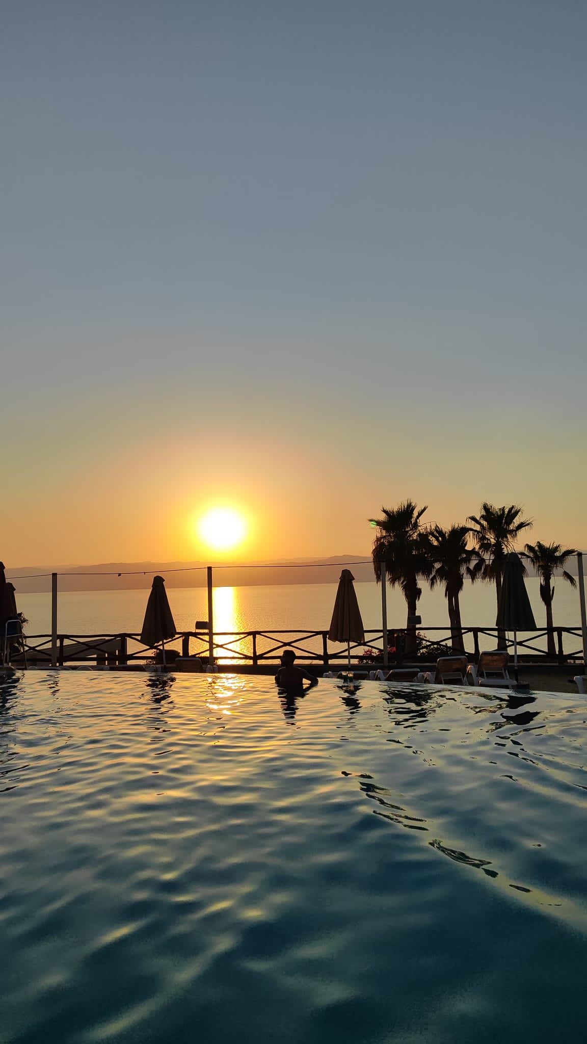 Atardecer desde el Hotel O Beach Hotel & Resort, en el Mar Muerto.