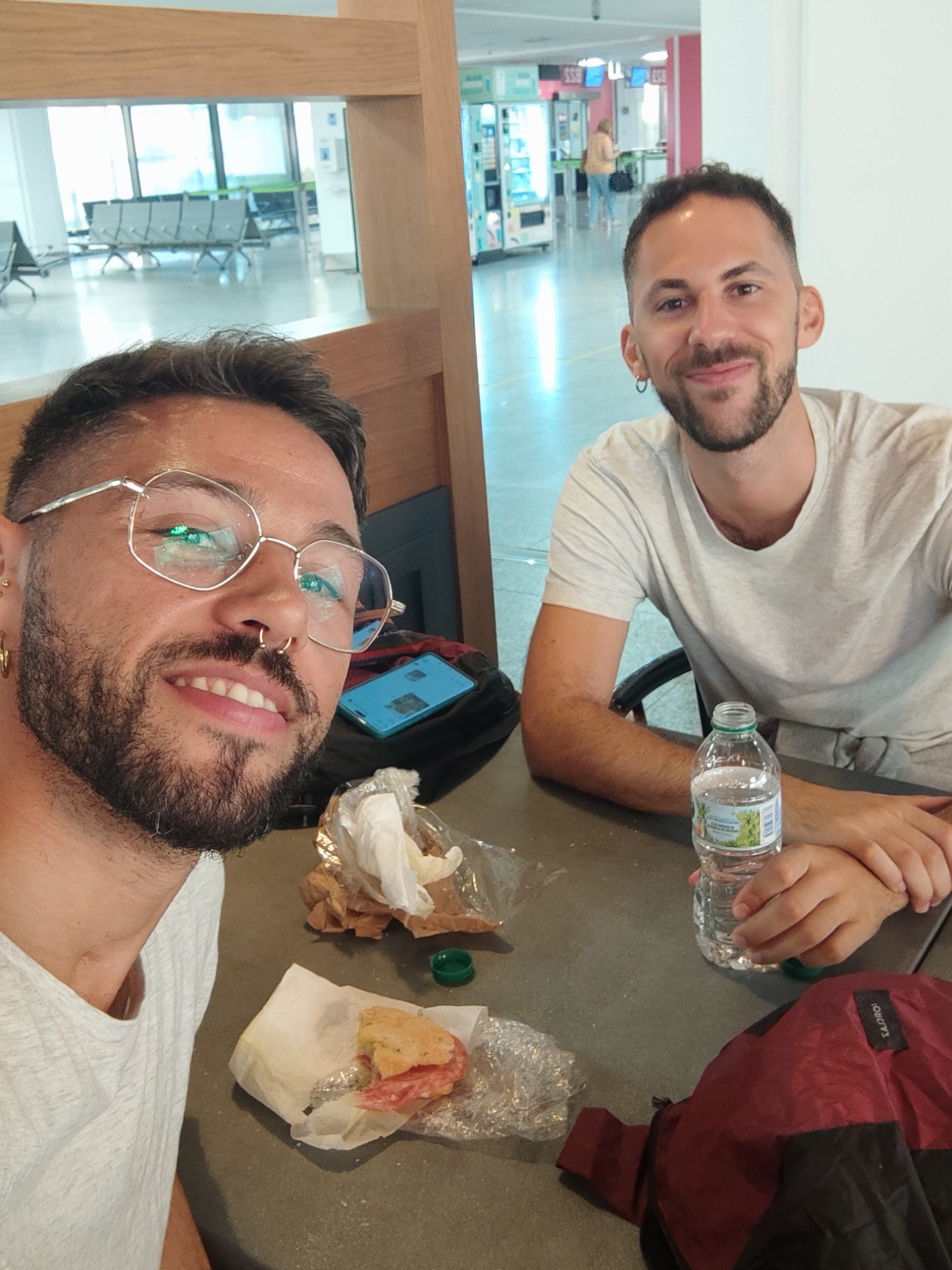 Desayunando en el aeropuerto camino a Jerusalén