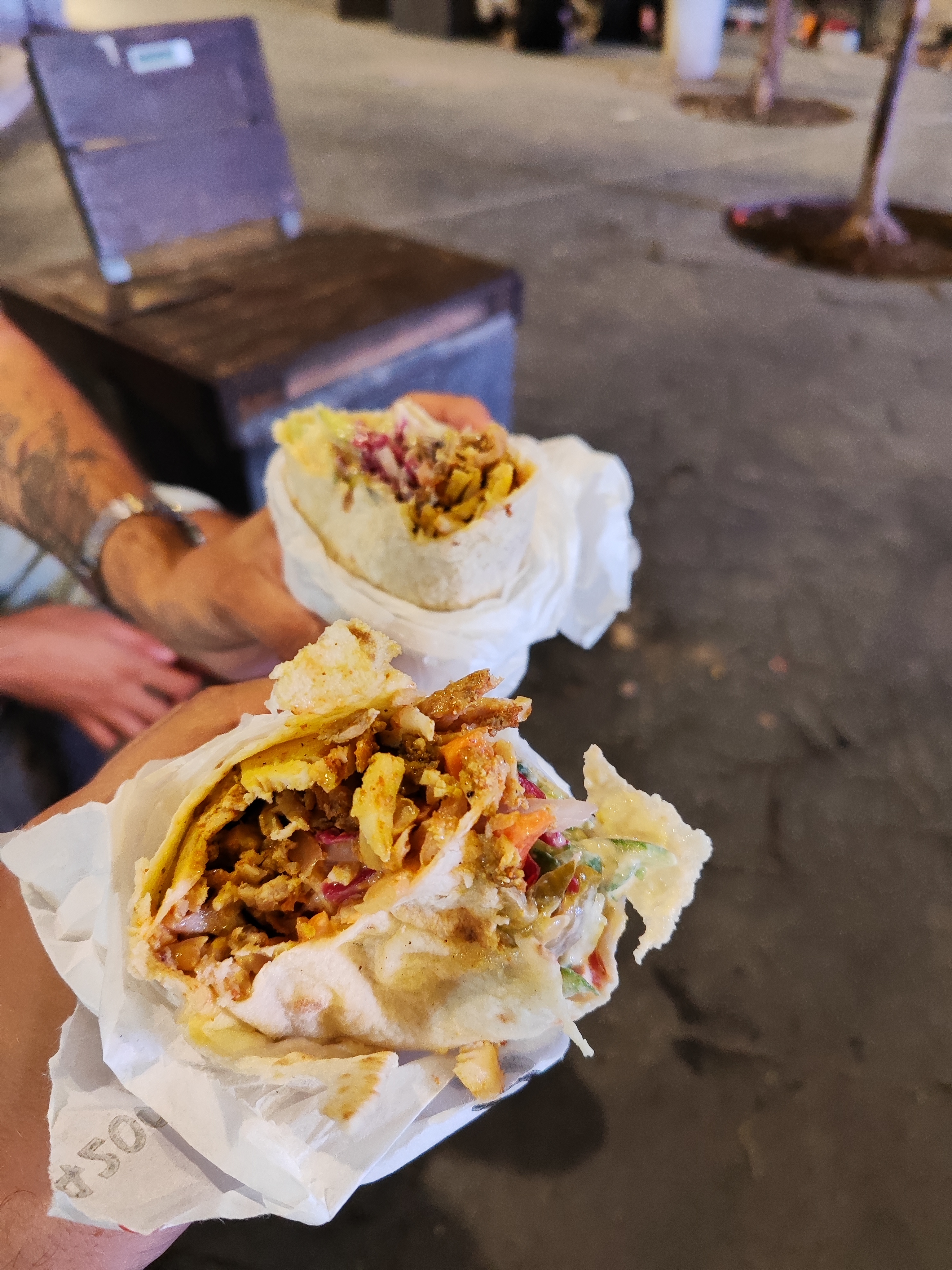 Cenando un kebab en la Calle Ben Yehuda, de Jerusalén