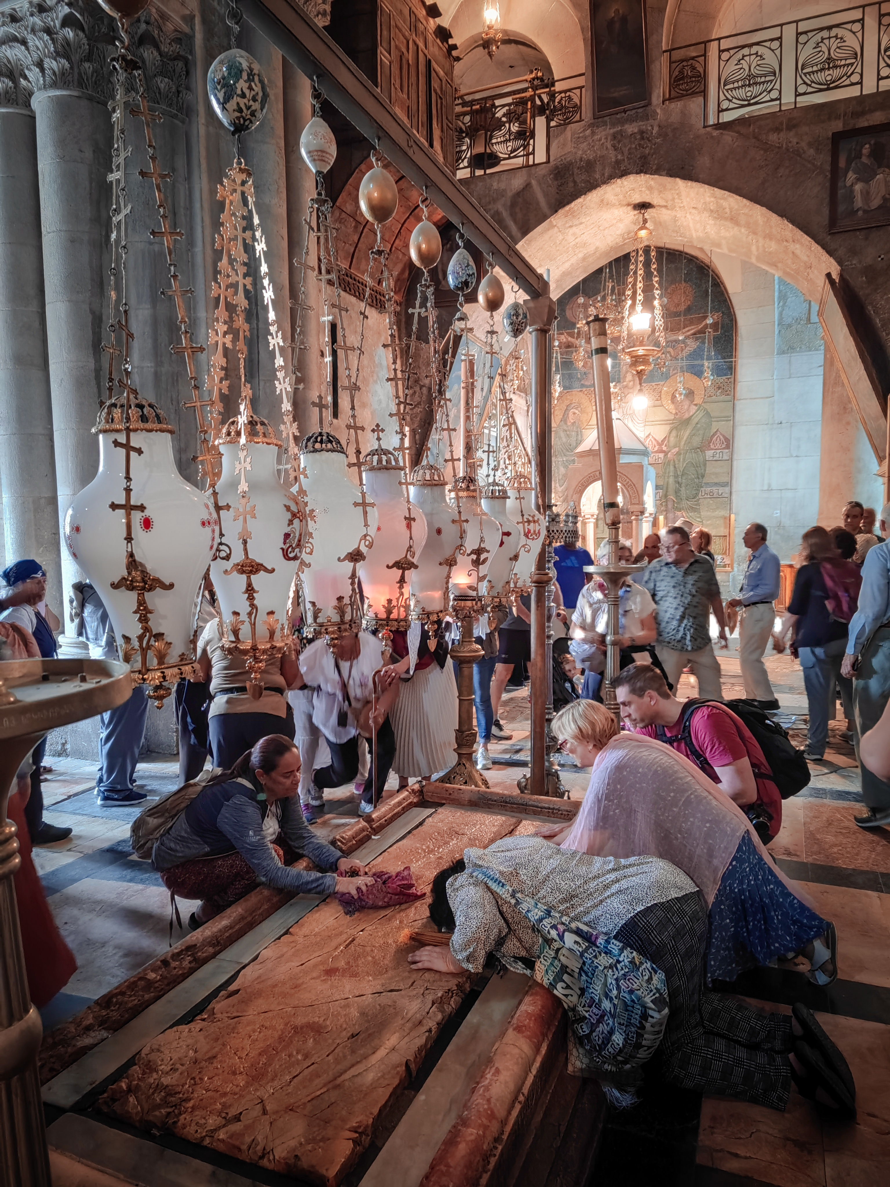 Losa de piedra rosada donde fue ungido el cuerpo de Jesús, en la Iglesia del Santo Sepulcro de Jerusalén