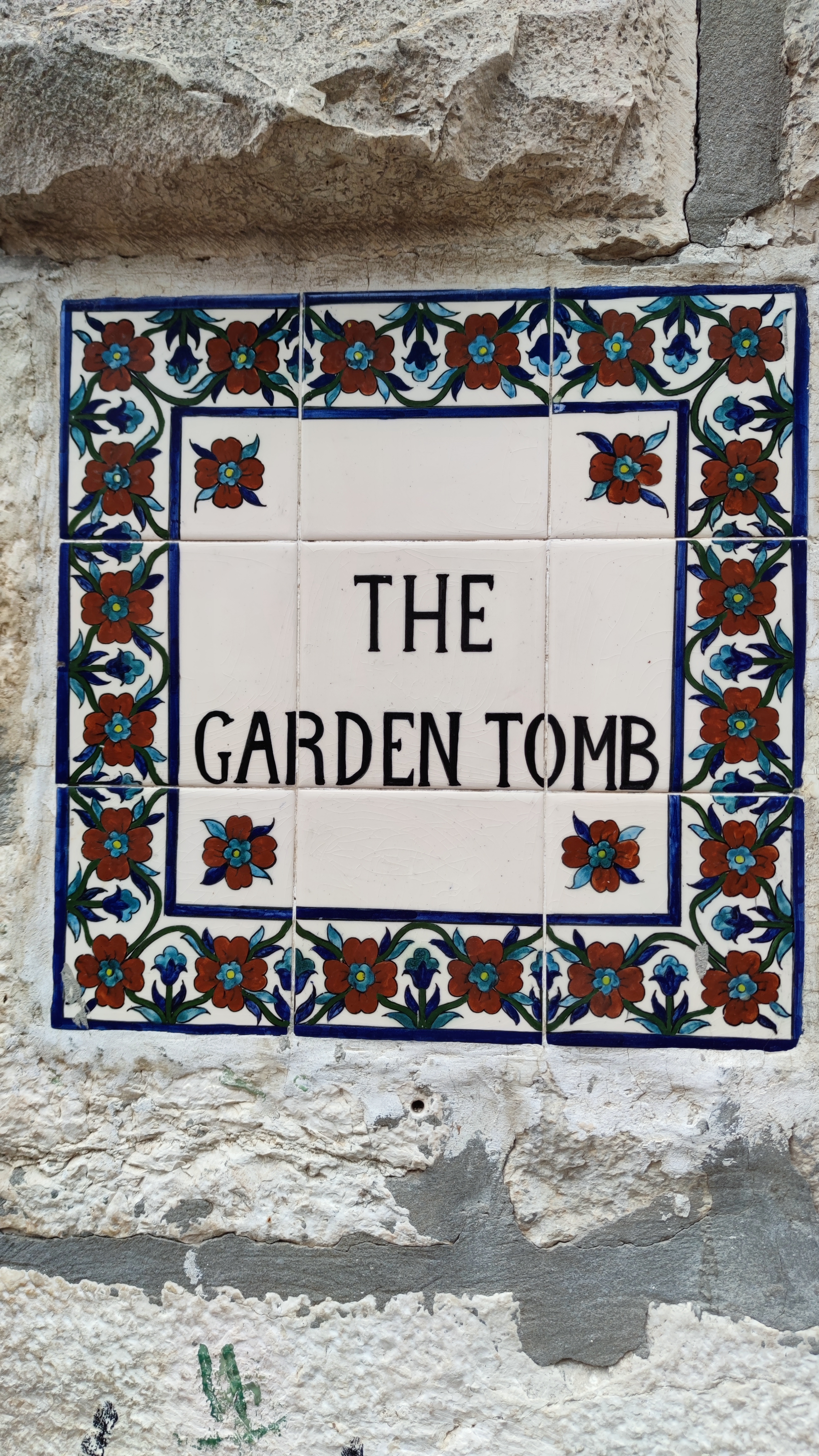 El Jardín de la Tumba, azulejo identificativo, en Jerusalén