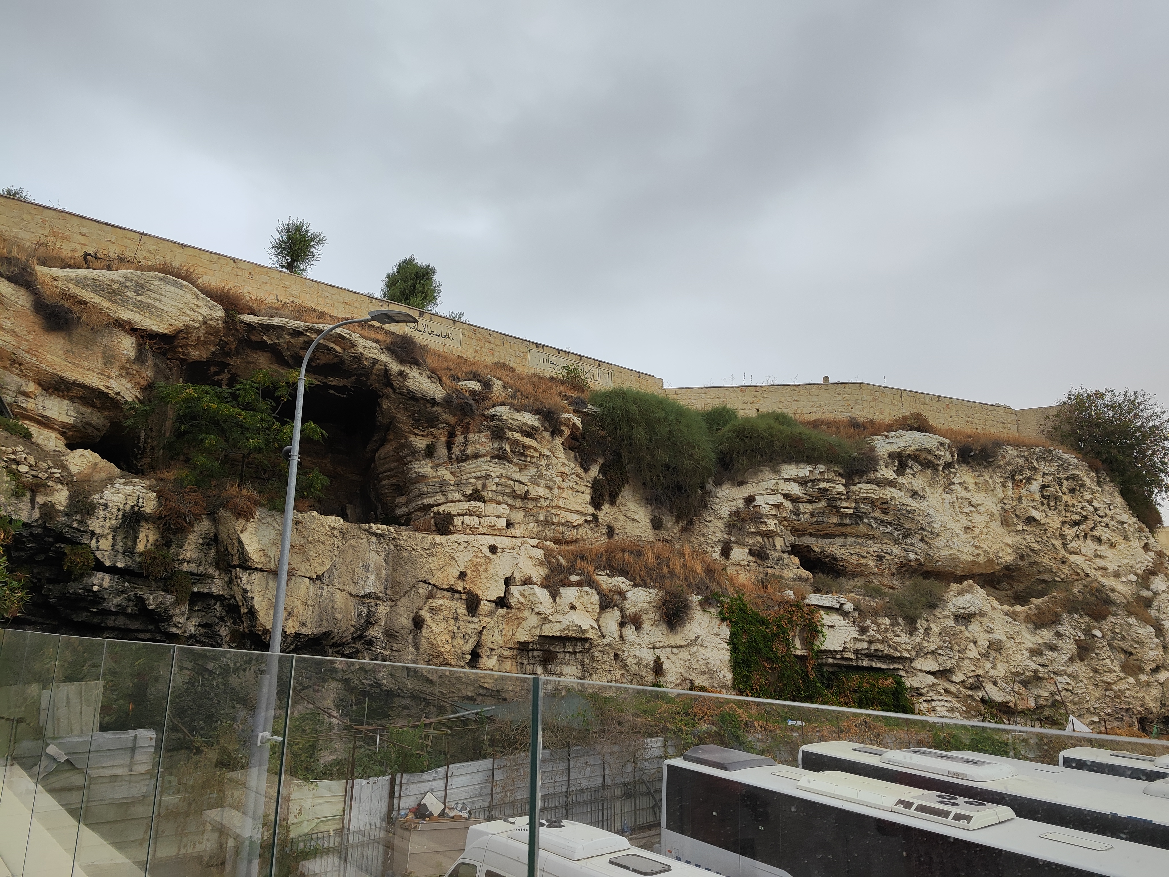 Colina donde se intuye la forma de una calavera, El Jardín de la Tumba, Jerusalén