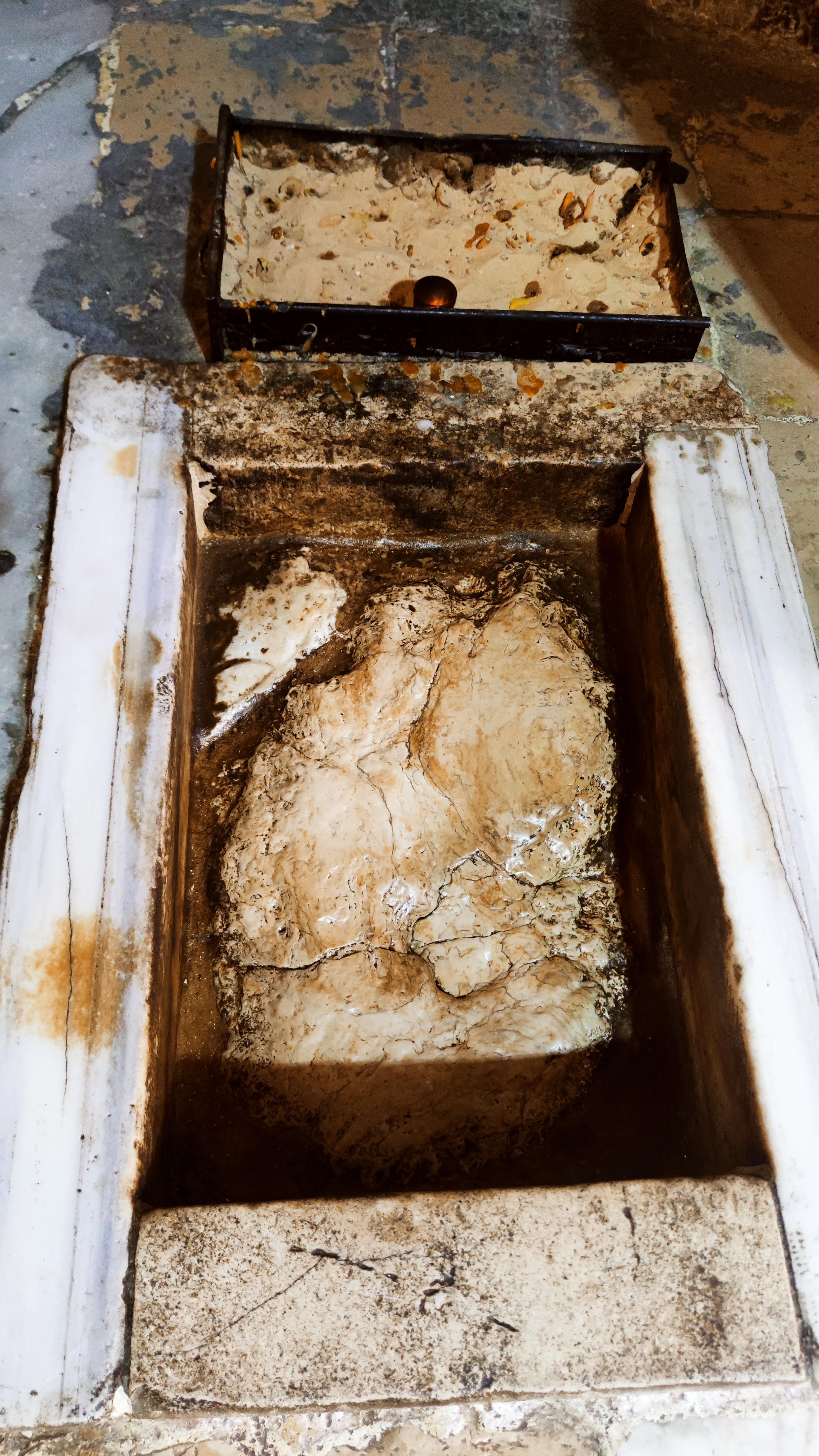 Huella provocada por la Ascensión de Jesús, dentro de la Capilla de la Ascensión. Jerusalén.