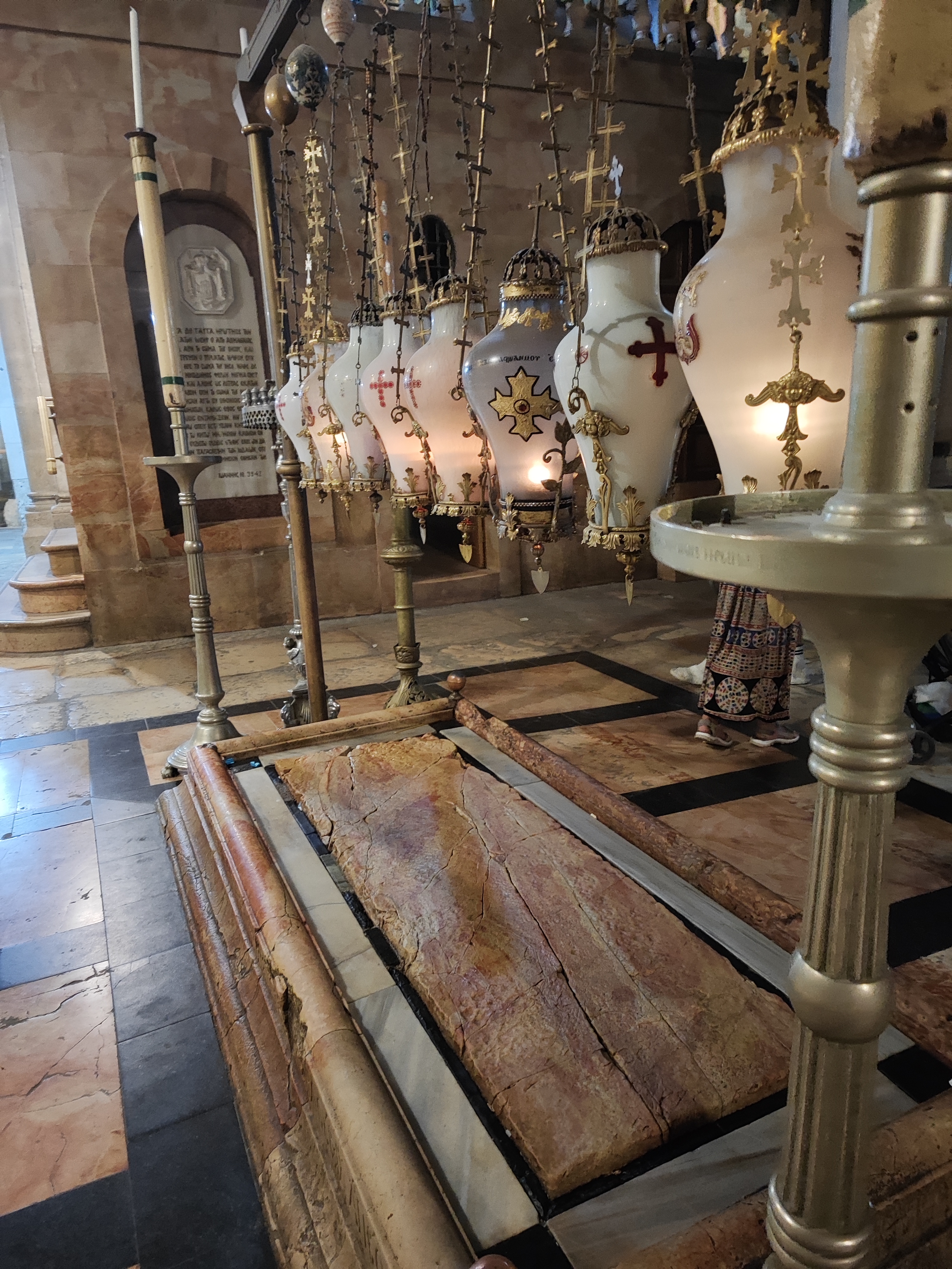 Via Dolorosa, 13ª Estación. Piedra de la Unción, en la entrada del Santo Sepulcro.