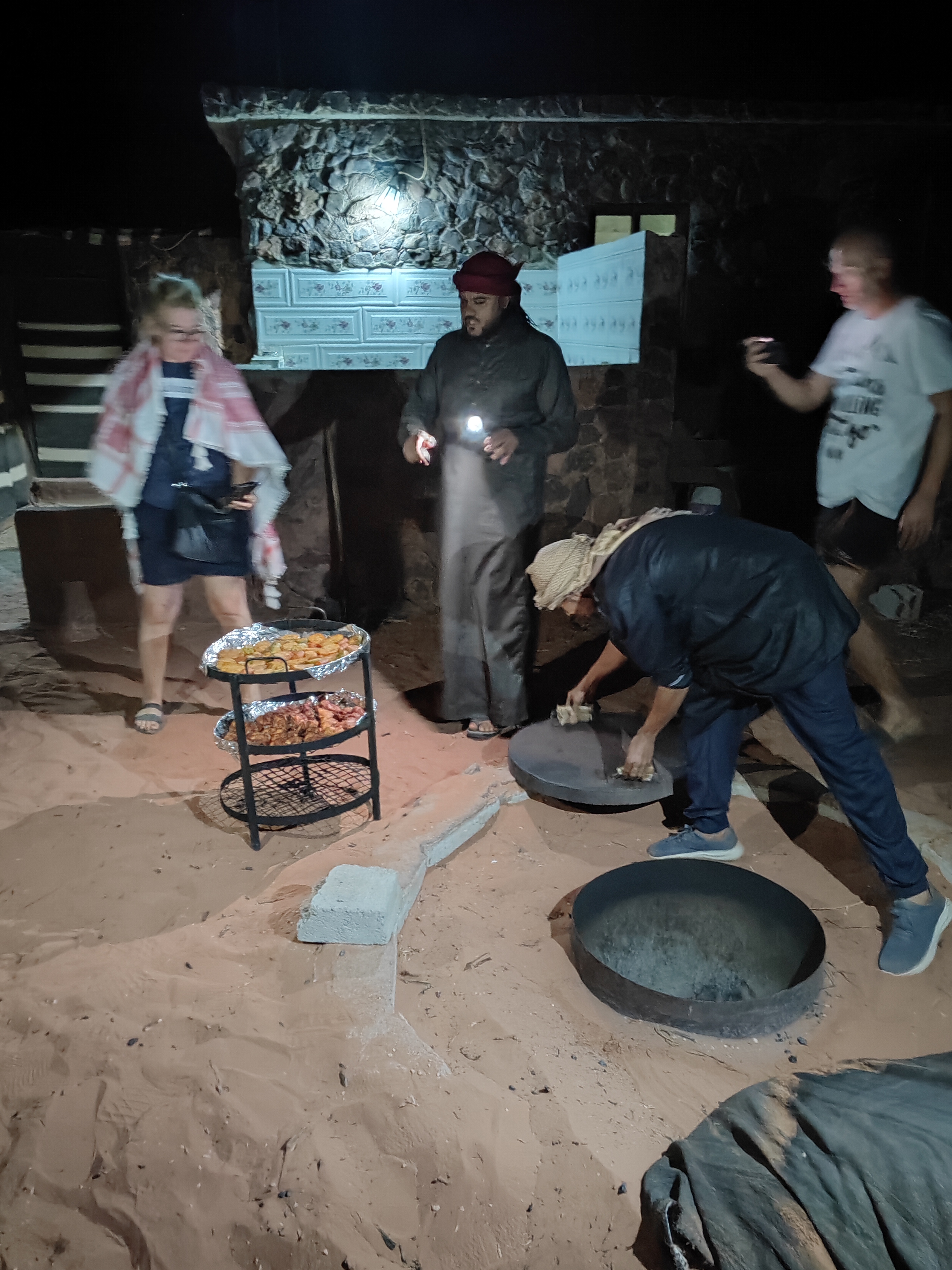 Cocinando un Zarb en el campamento beduino, en el desierto de Wadi Rum