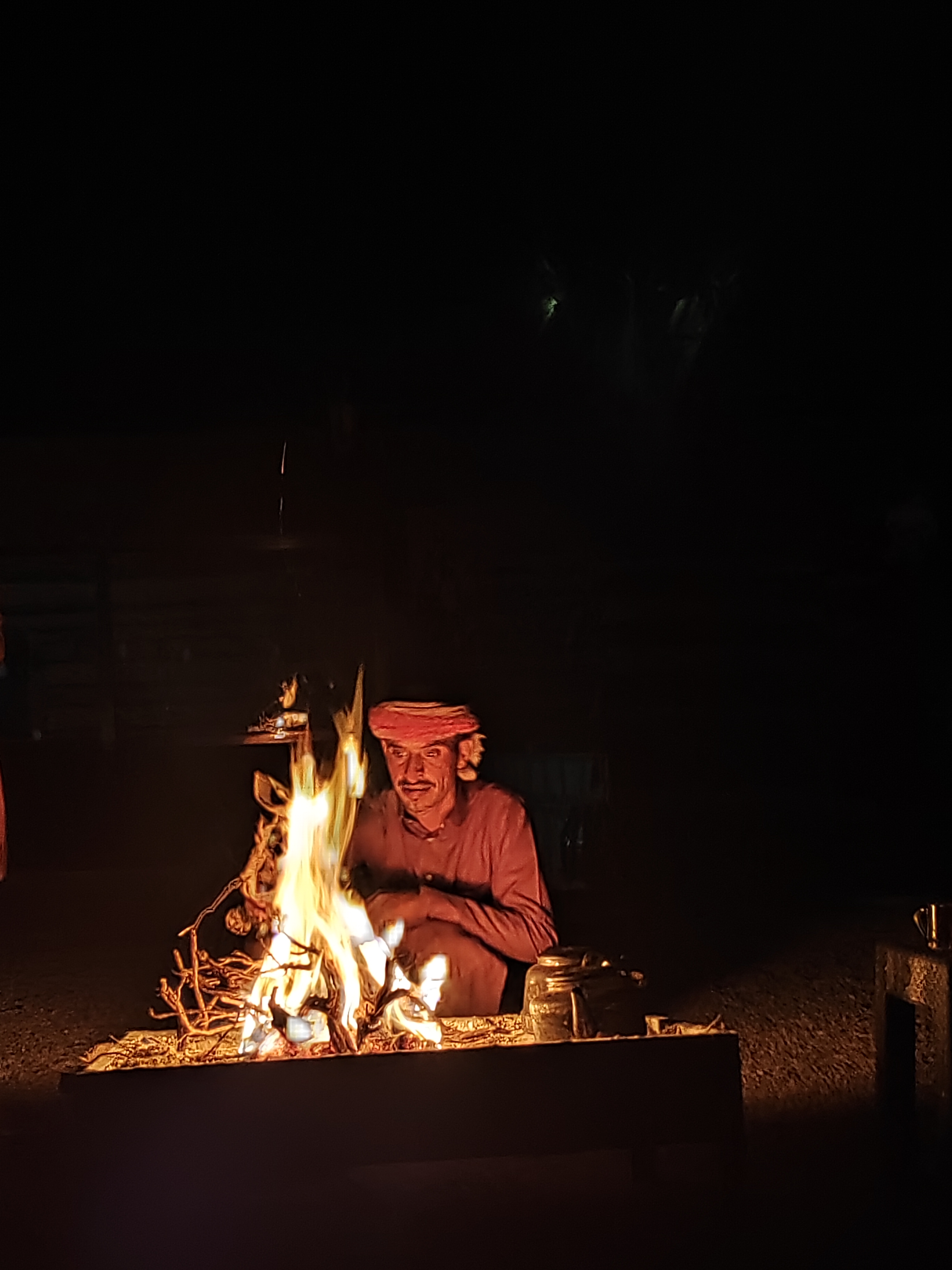 Hoguera en campamento beduino, desierto de Wadi Rum