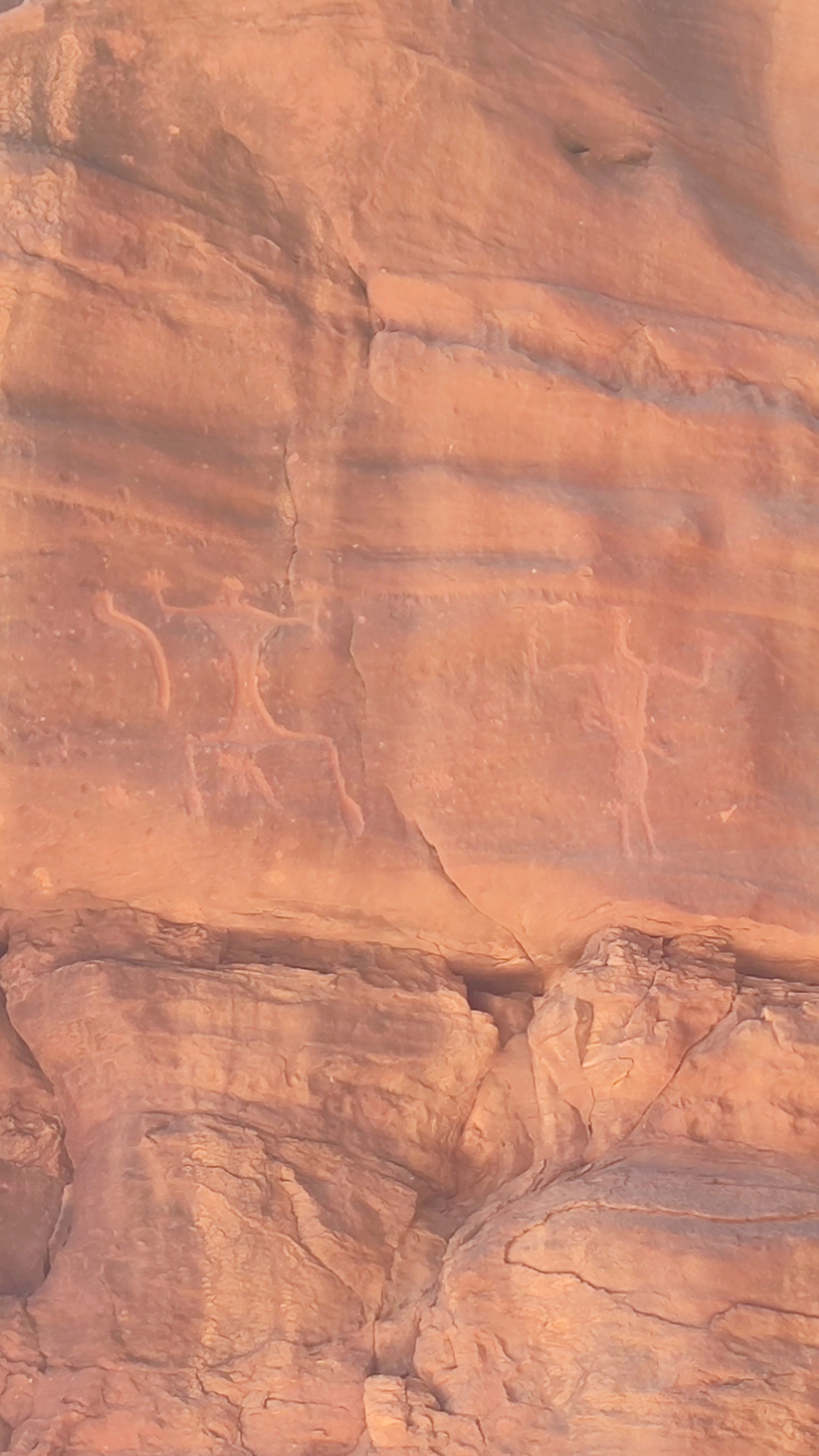 Petroglifos e Inscripciones en Khazali Canyon, Desierto de Wadi Rum, Jordania