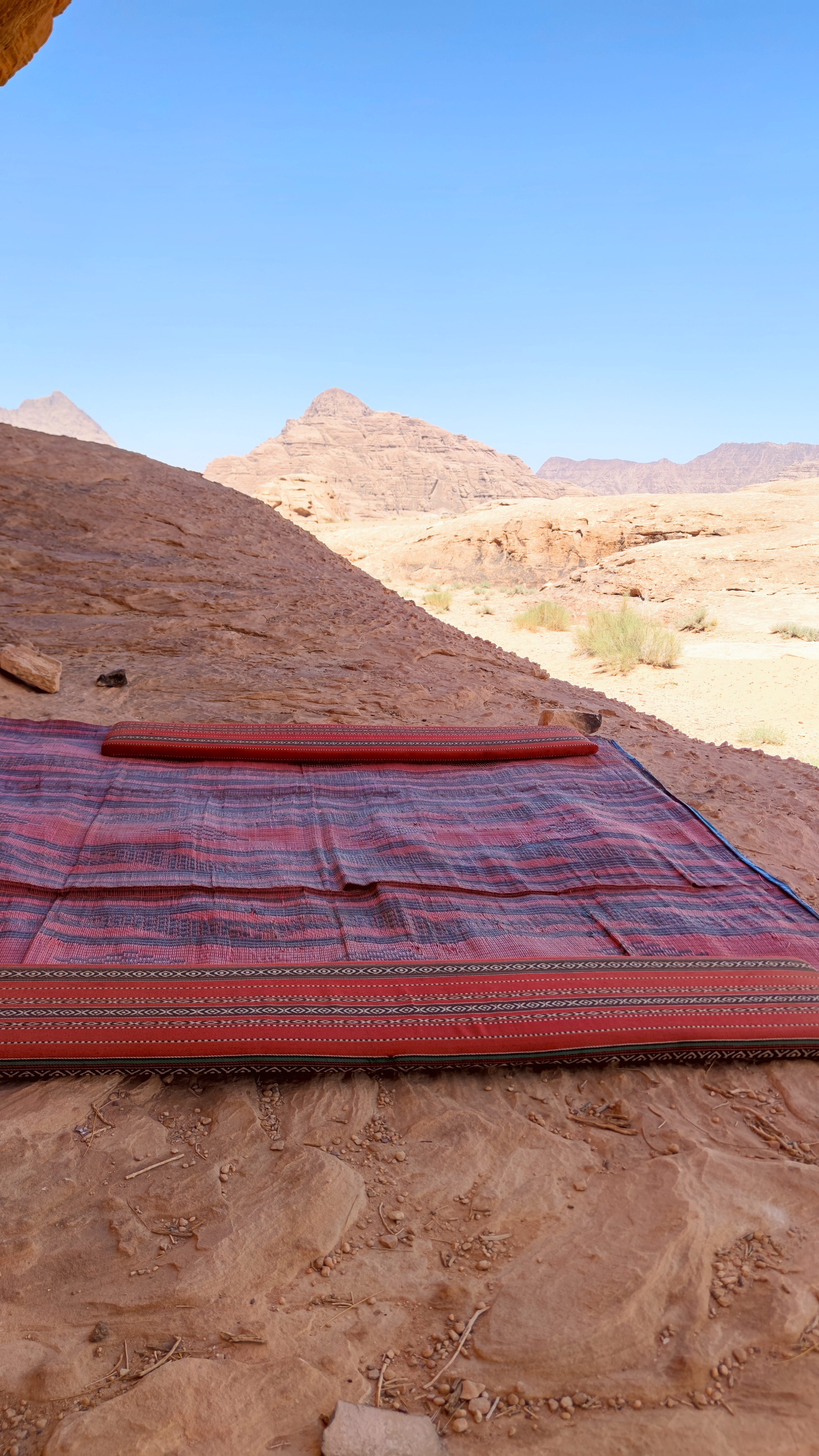 Lona y cojines en una sombra en el desierto de Wadi Rum, Jordania.