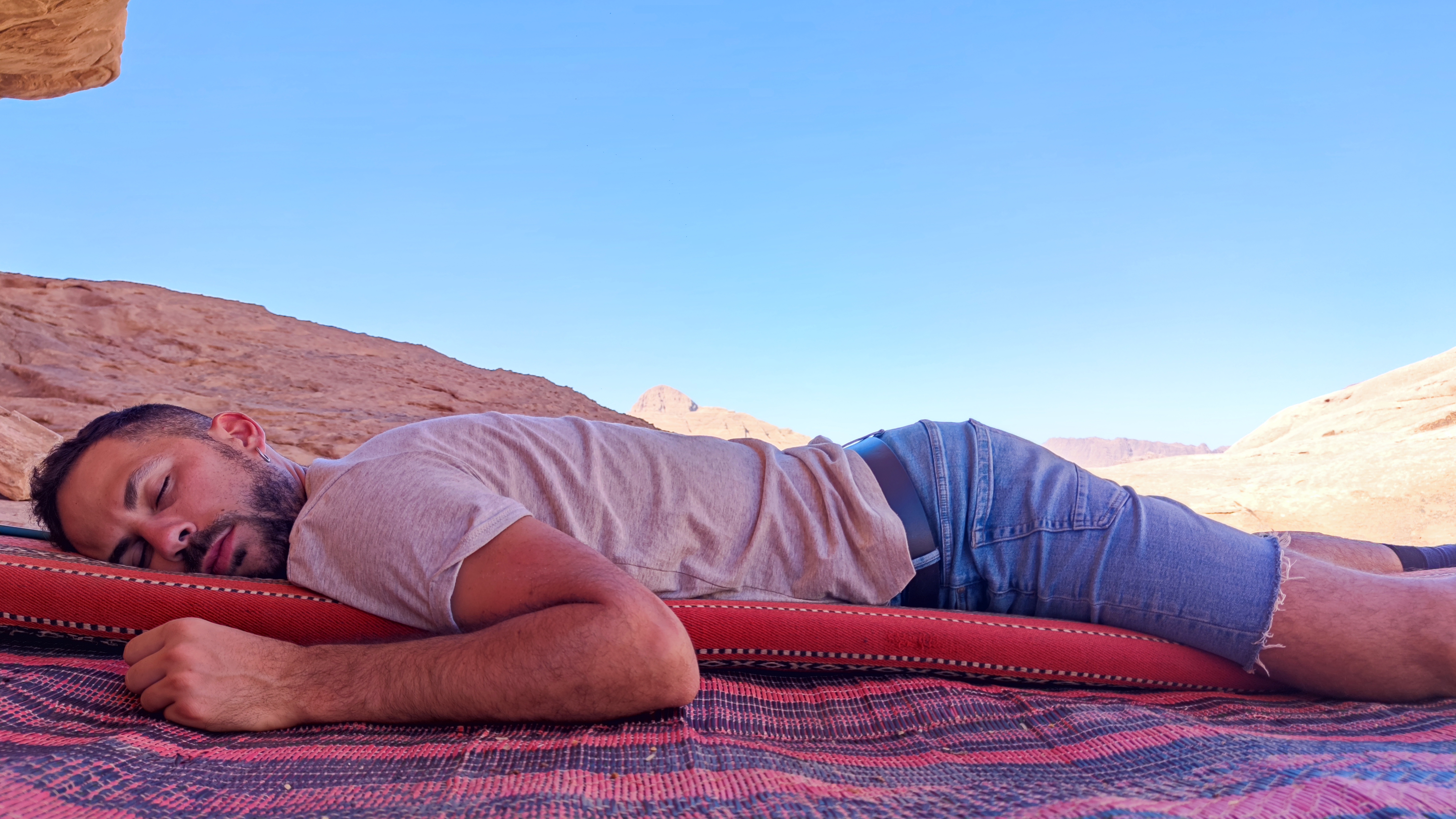Siesta en el Desierto de Wadi Rum, Jordania.