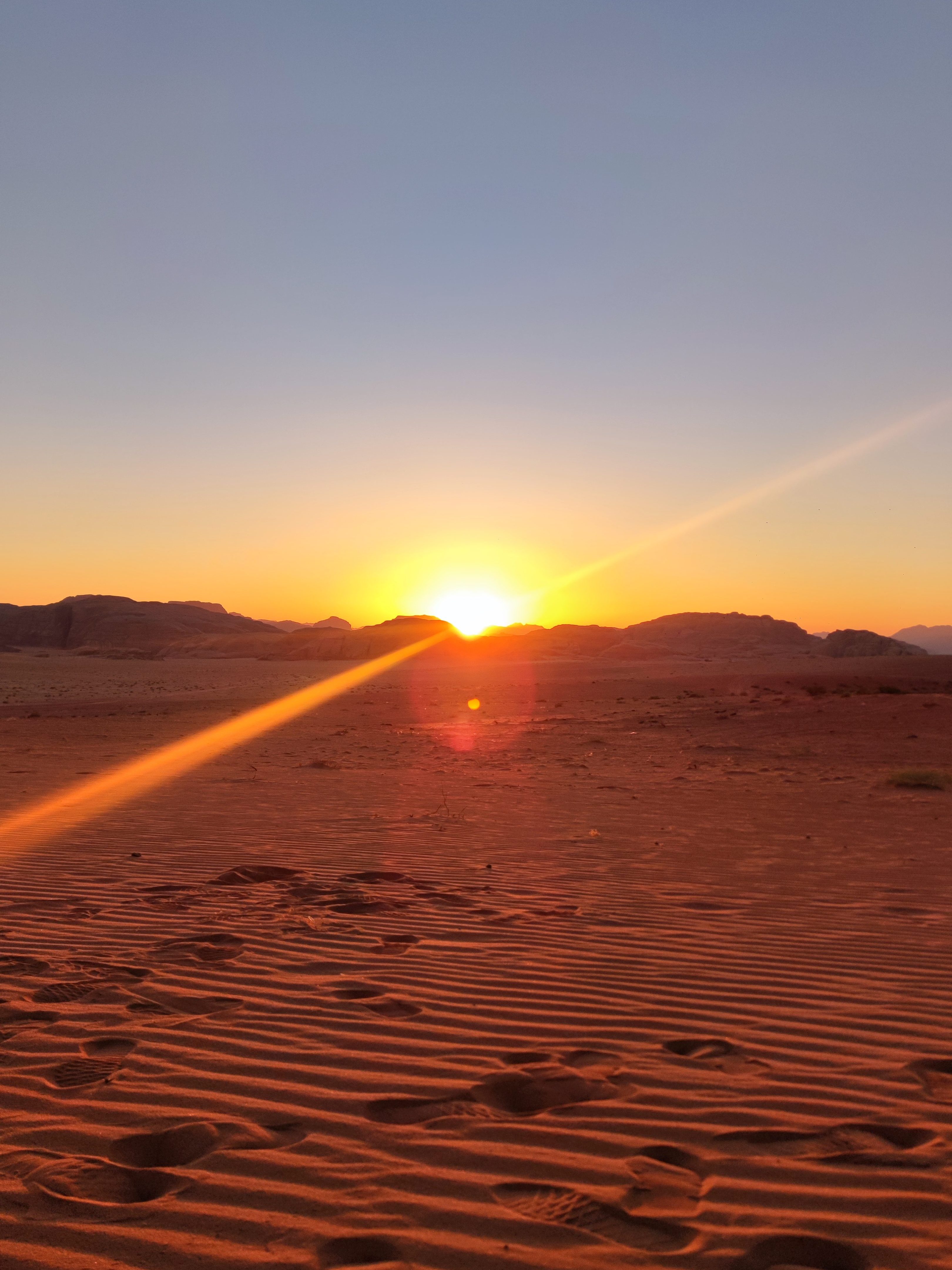 Atardecer en el Desierto Blanco de Wadi Rum, Jordania.