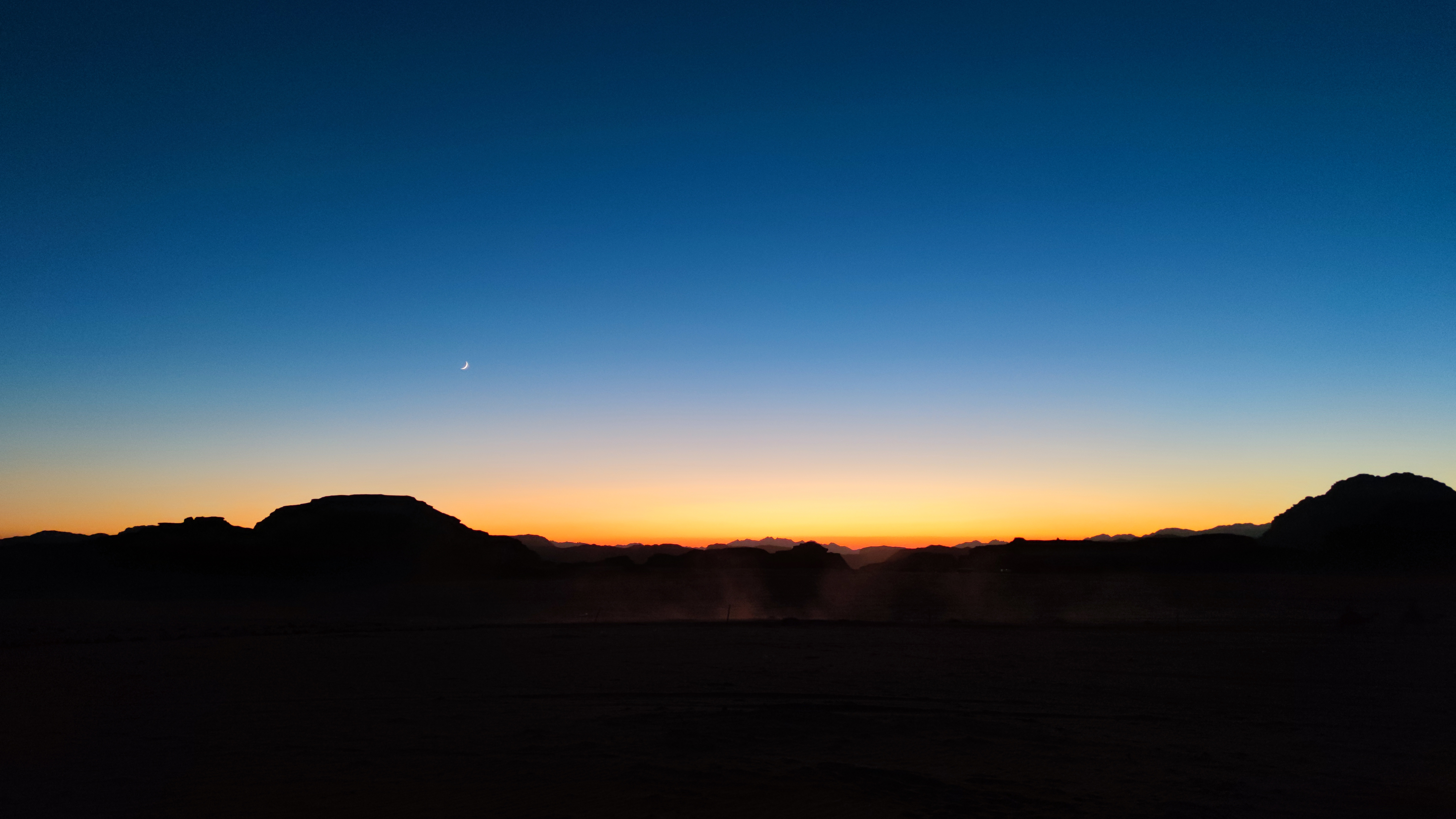 Anochecer en el Desierto de Wadi Rum, Jordania.