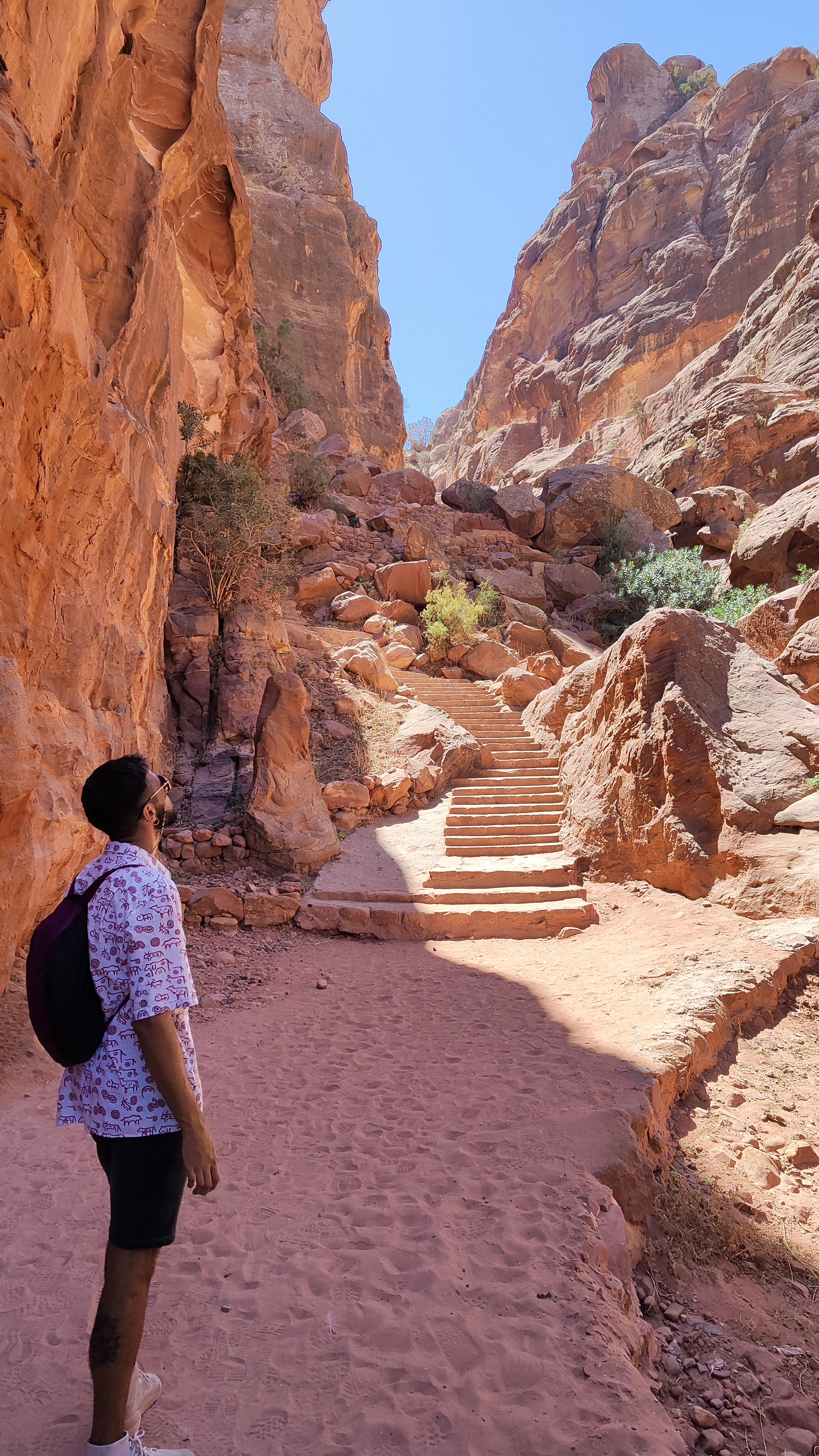 Inicio de la subida al Altar de los Sacrificios, Petra Jordania.