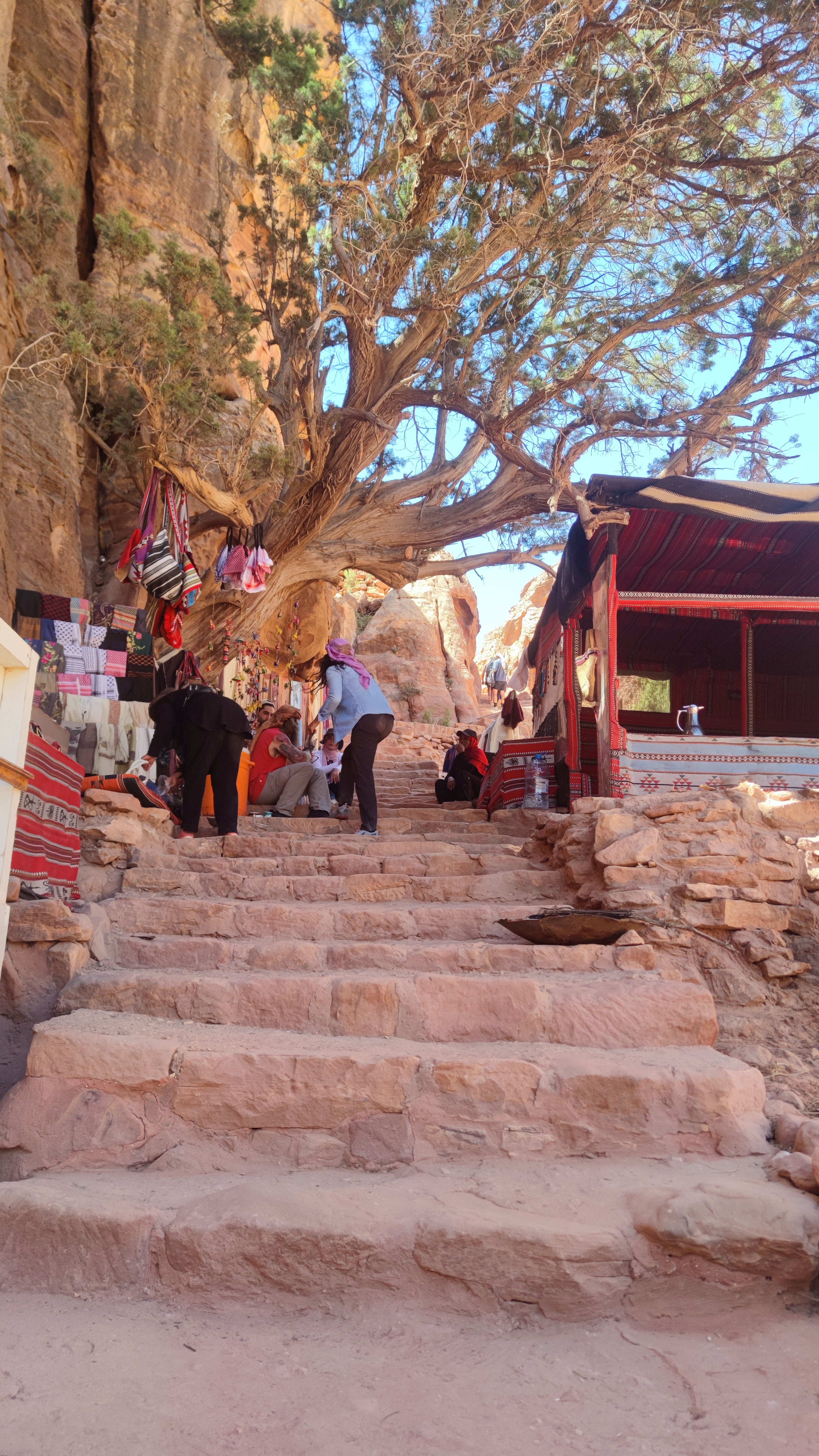 Puestos de beduinos en la subida al Altar de los Sacrificios, Petra Jordania.