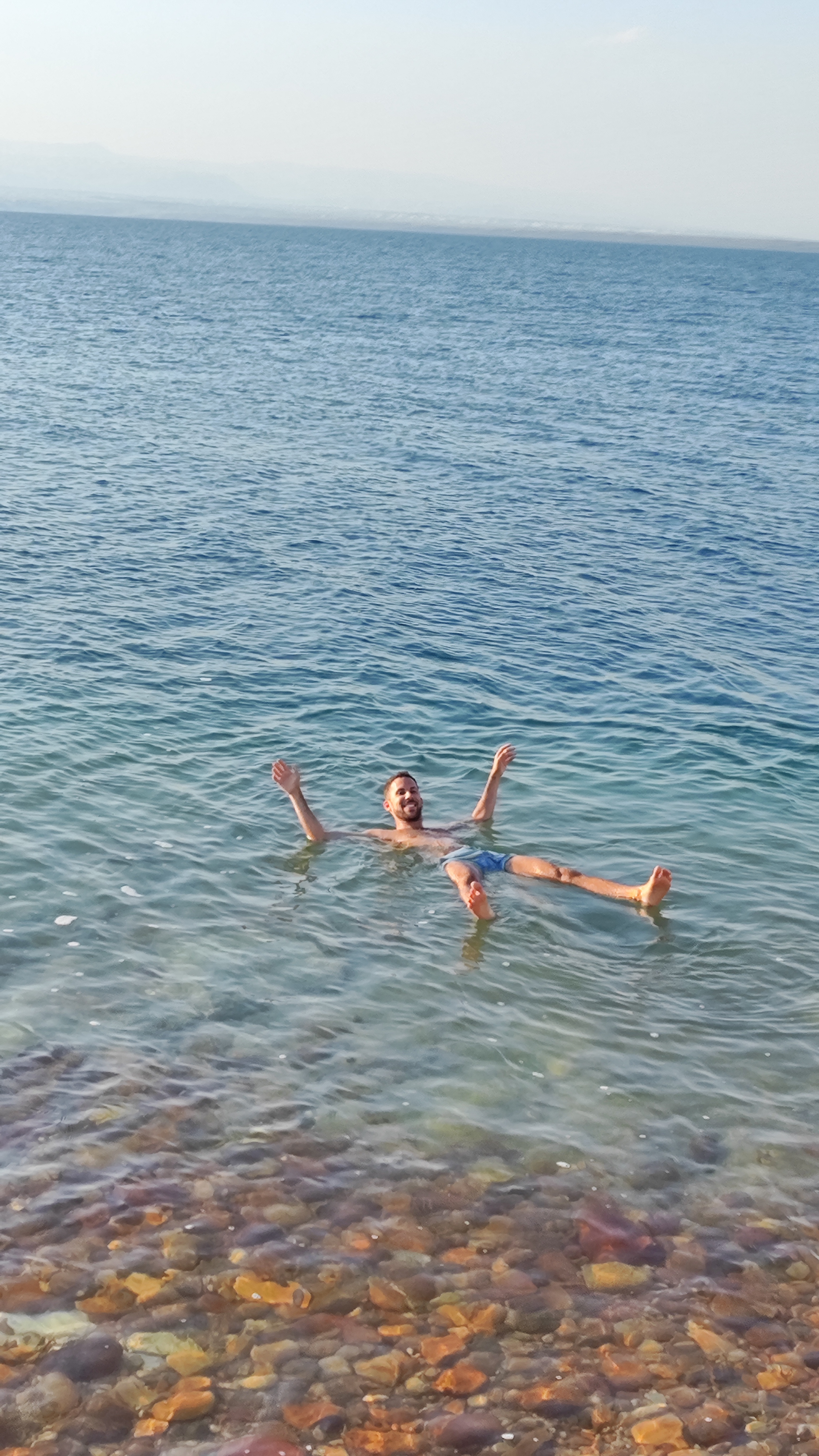 Flotando en las Aguas del Mar Muerto