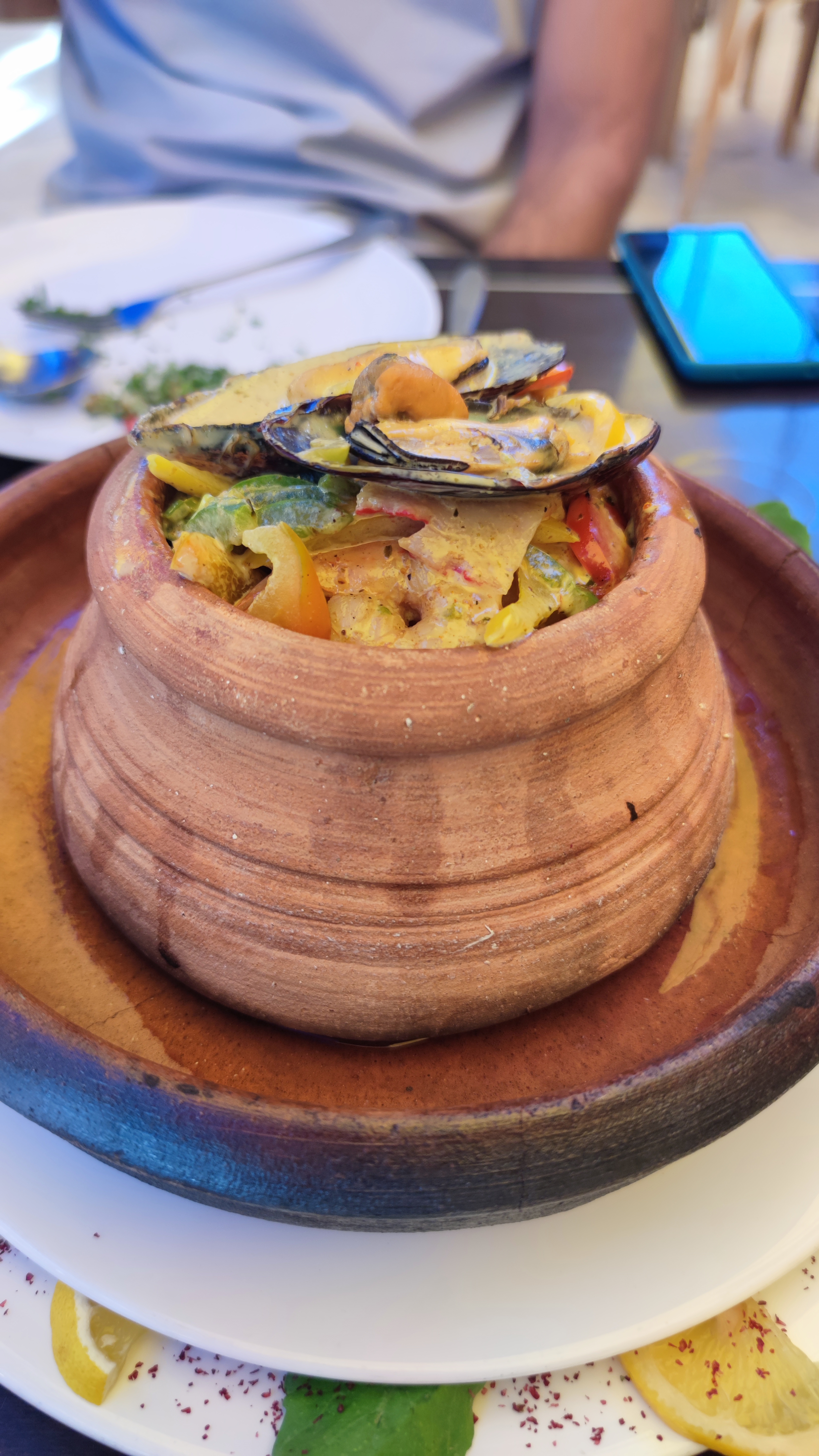 Taboun de pescado en el Restaurante Jaw Zaman de Madaba, Jordania