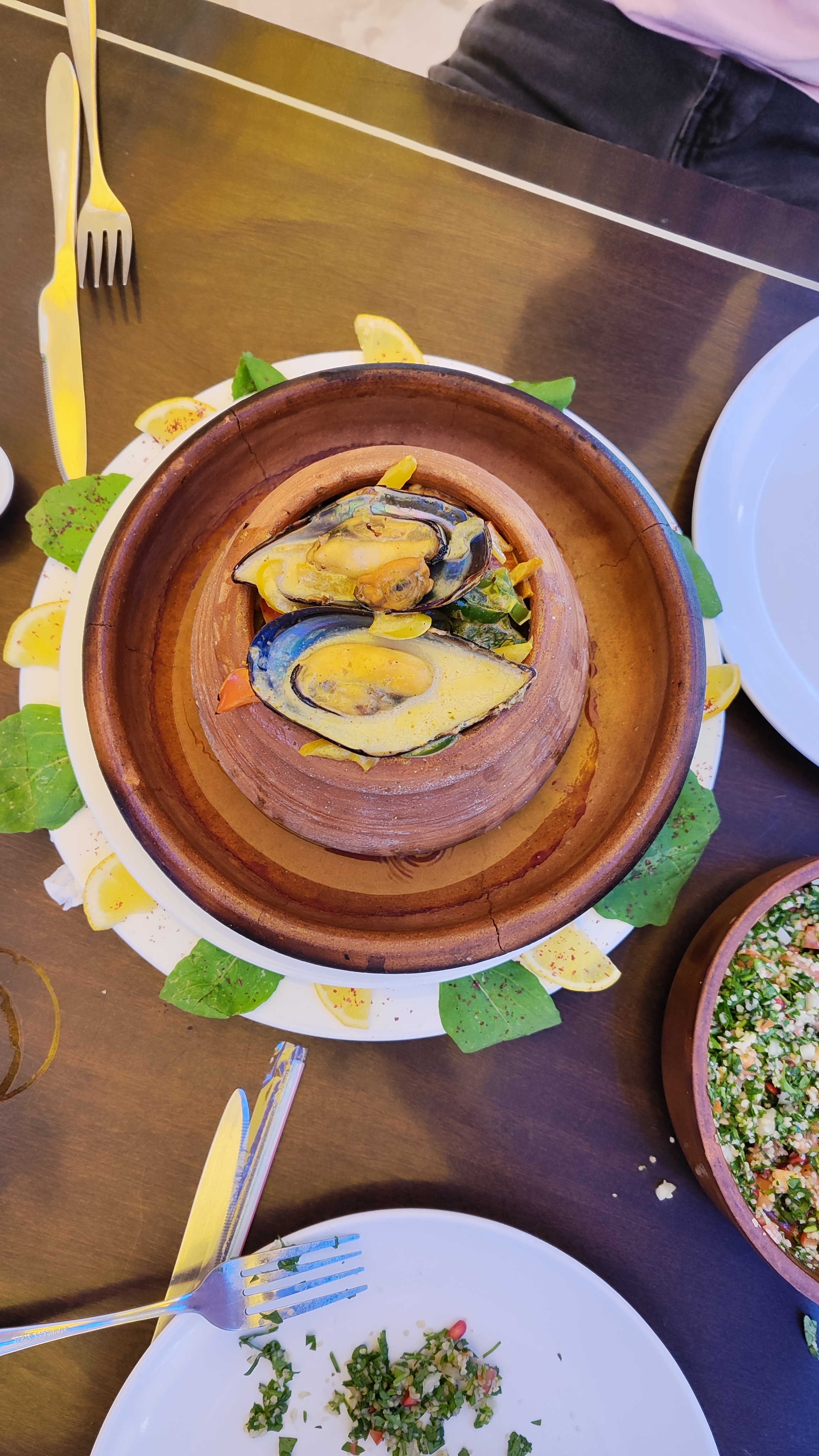 Taboun de pescado en el Restaurante Jaw Zaman de Madaba, Jordania