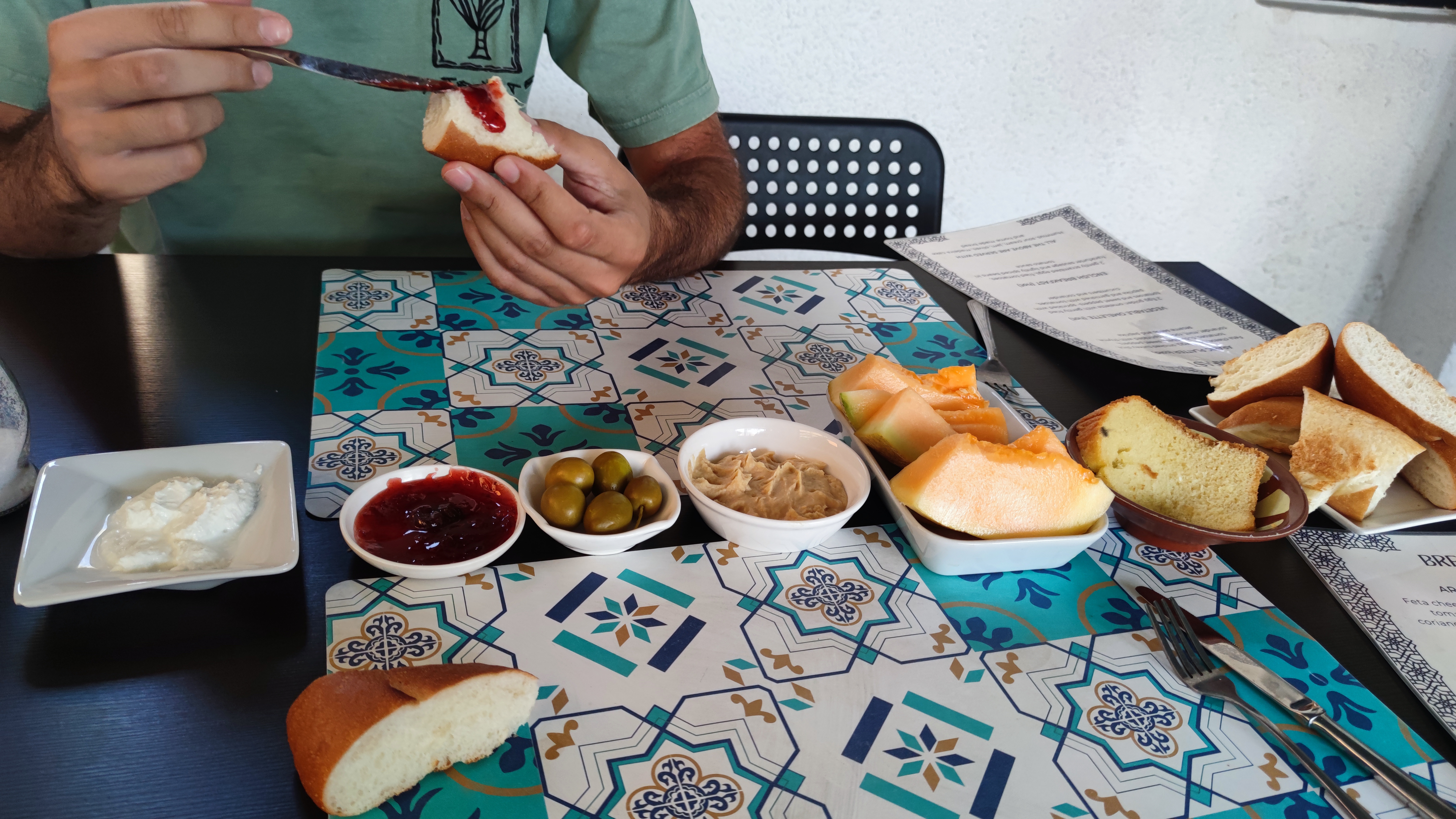 Desayuno en la terraza de nuestro hotel en Ammán, el Zaman ya Zaman Boutique Hotel.