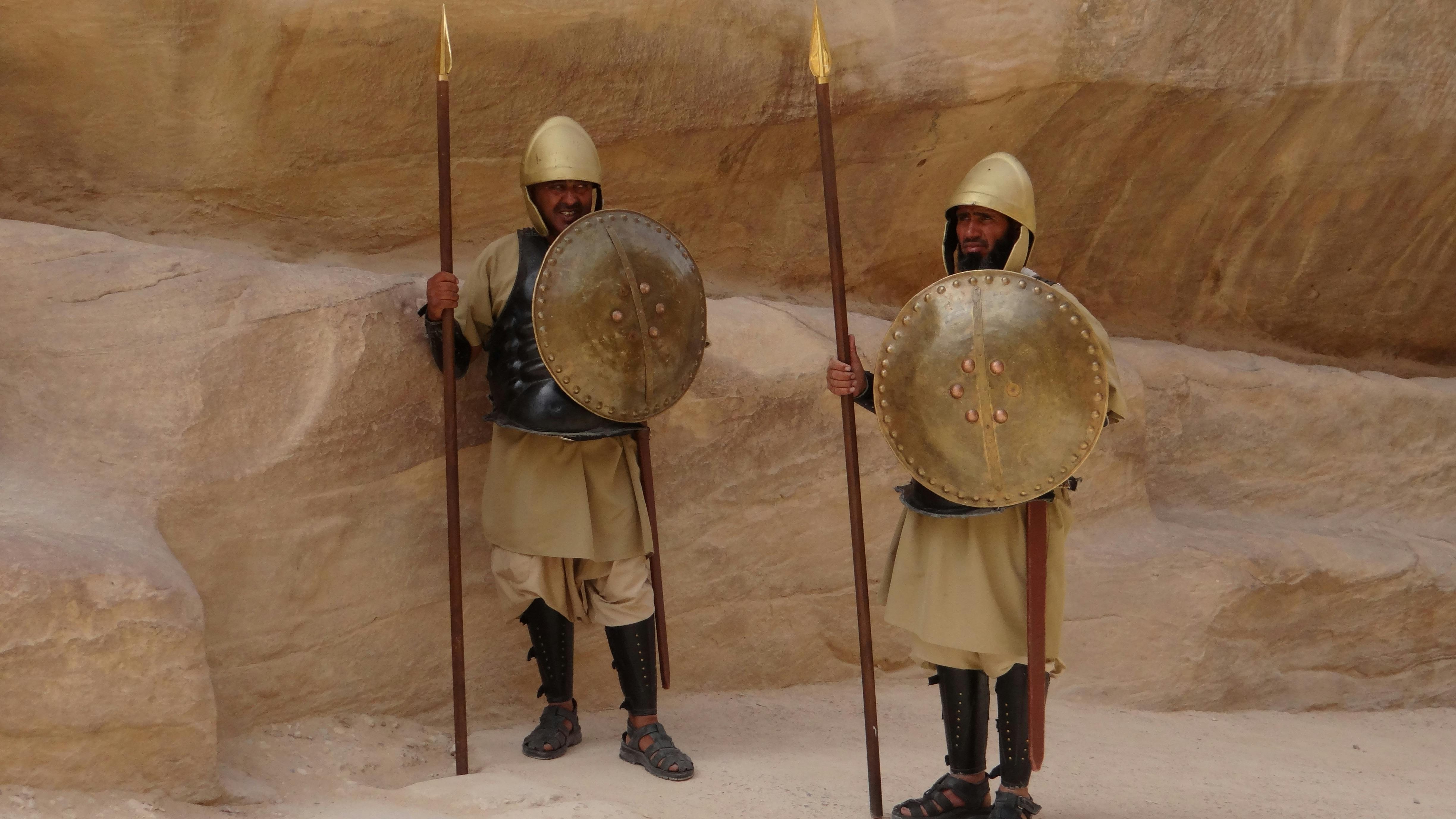 Beduinos vestidos de Romanos en Petra, Jordania.